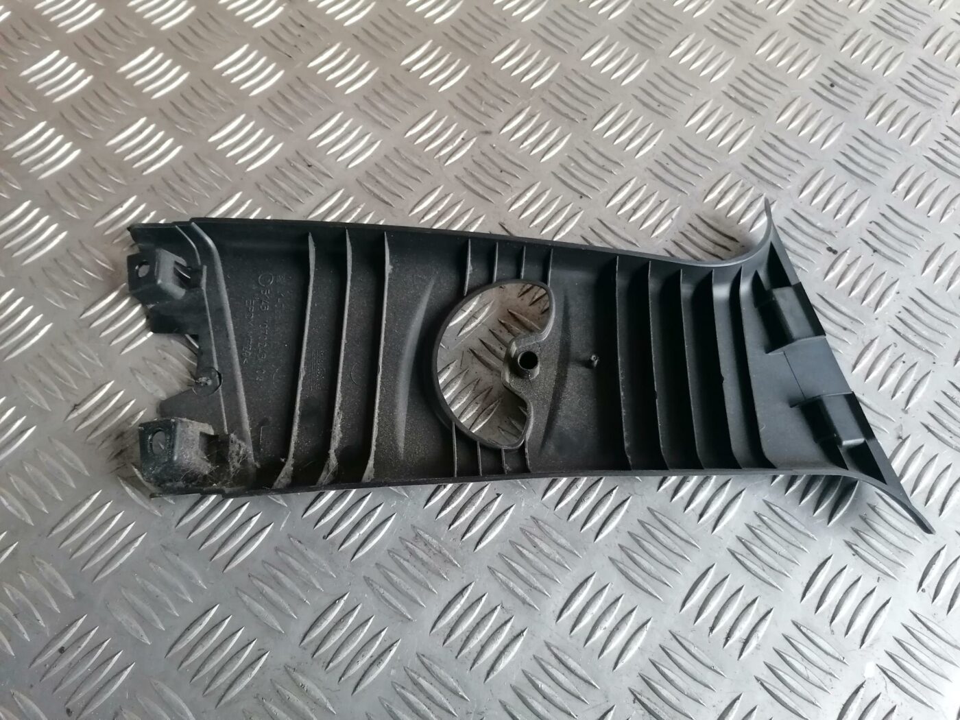 Vidējas salona statnes apdare priekš BMW 123 E87 2008 BLACK 2 Vidējas salona statnes apdare priekš BMW 123 E87 2008 BLACK