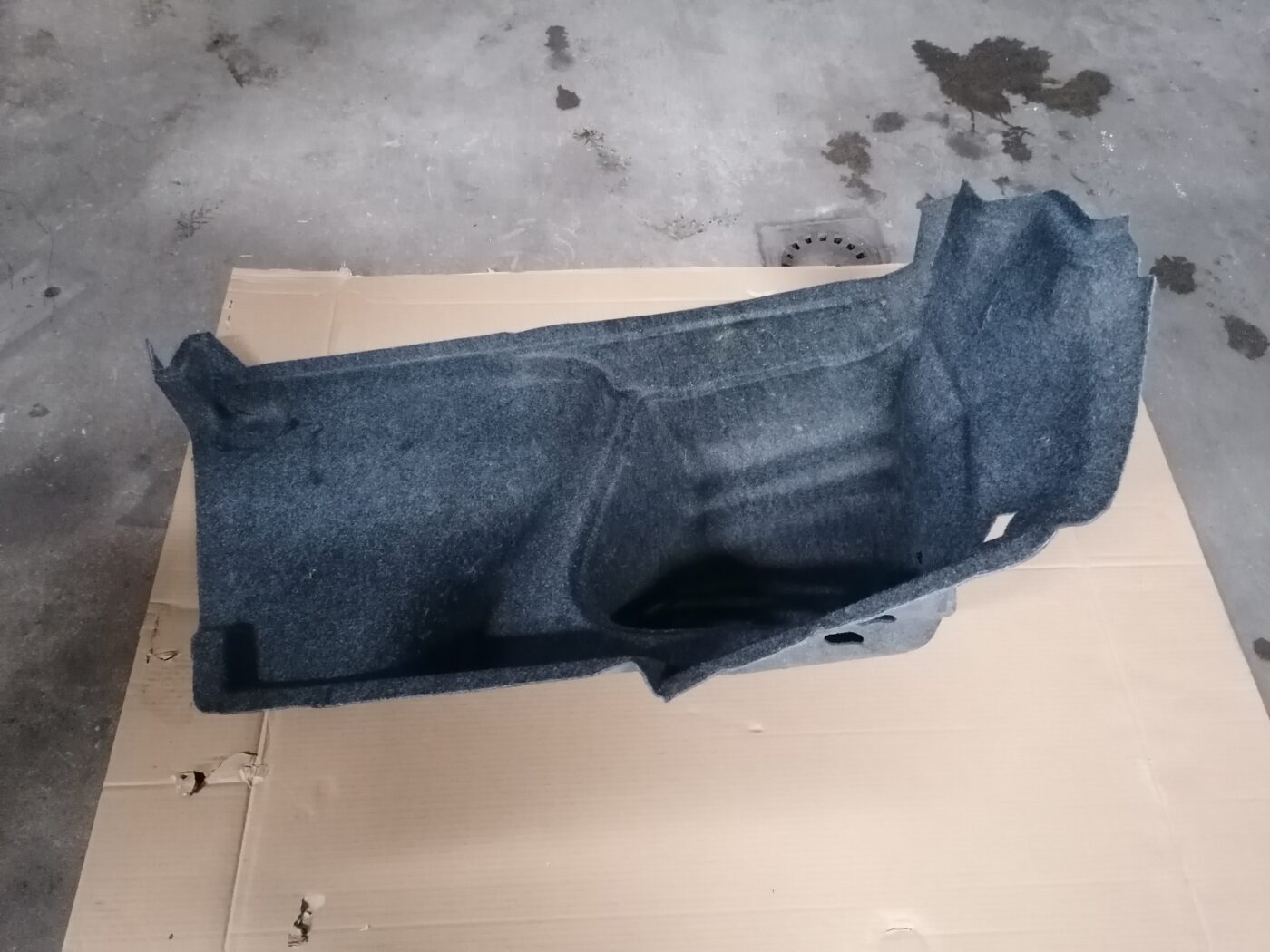 Bagāžnieka nodalījuma sānu apdare priekš ŠKODA OCTAVIA 2006 1 Bagāžnieka nodalījuma sānu apdare priekš ŠKODA OCTAVIA 2006