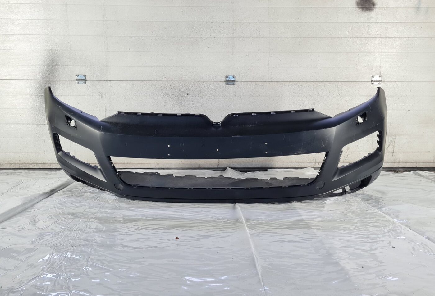 Priekšējais buferis priekš VW TOUAREG 2010-2018 7P6807221C 7P6807061E 1 Priekšējais buferis priekš VW TOUAREG 2010-2018 7P6807221C 7P6807061E