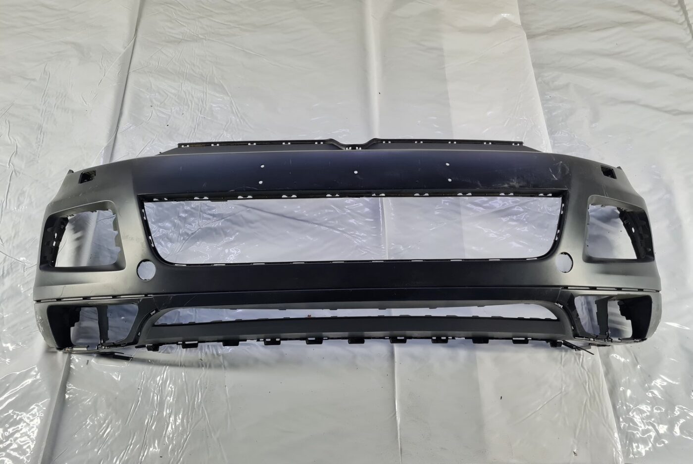 Priekšējais buferis priekš VW TOUAREG 2010-2018 7P6807221C 7P6807061E 2 Priekšējais buferis priekš VW TOUAREG 2010-2018 7P6807221C 7P6807061E