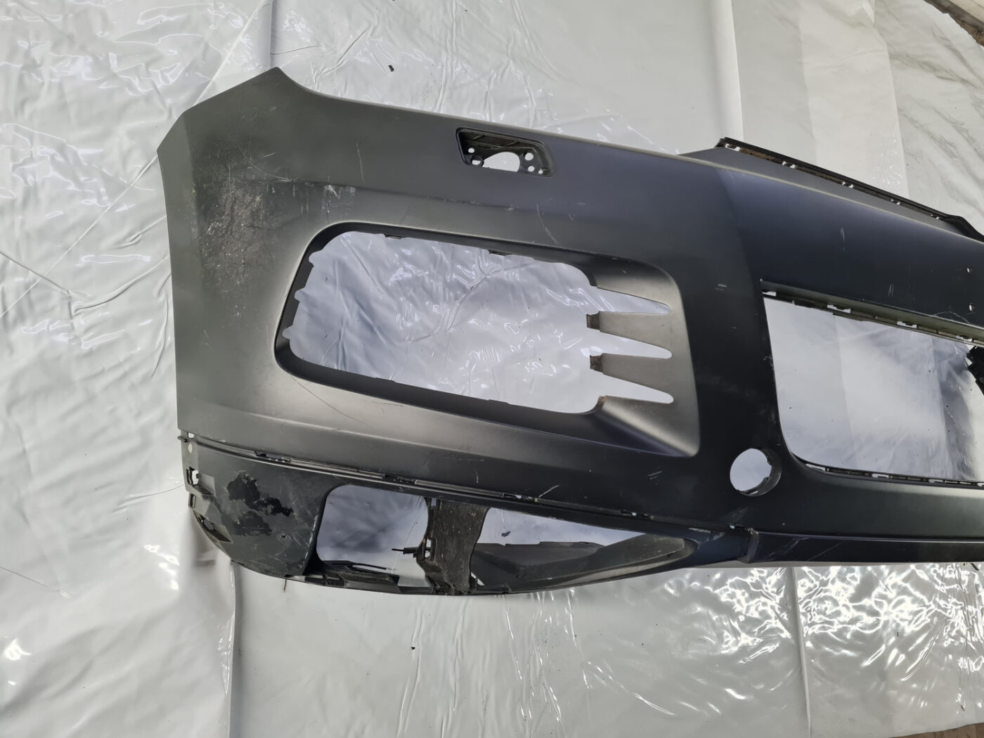 Priekšējais buferis priekš VW TOUAREG 2010-2018 7P6807221C 7P6807061E 21 Priekšējais buferis priekš VW TOUAREG 2010-2018 7P6807221C 7P6807061E