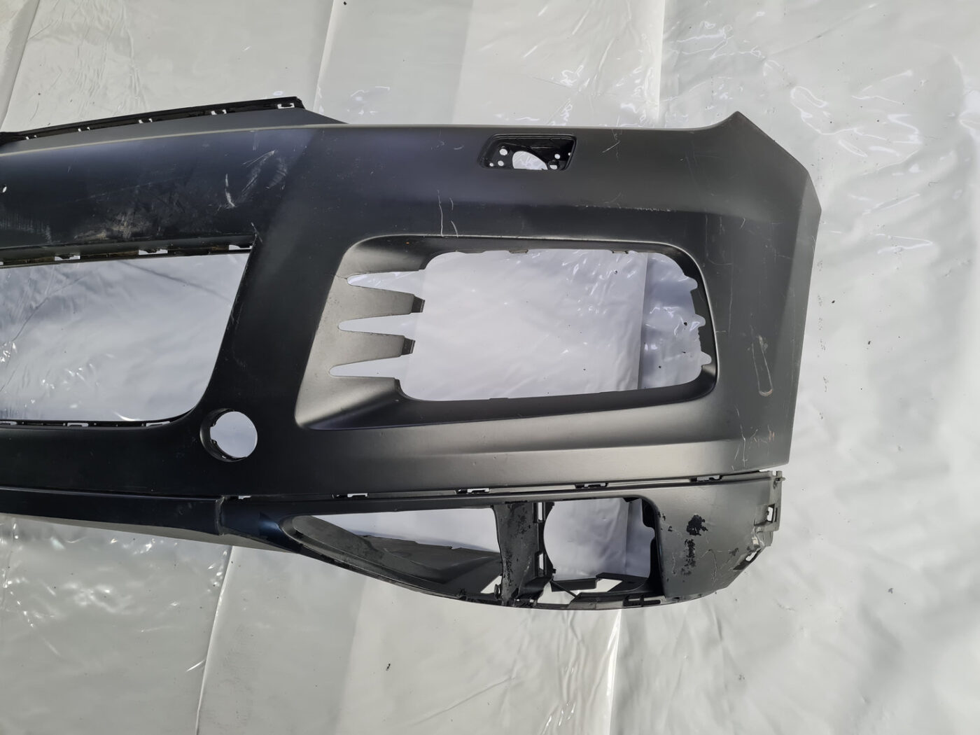 Priekšējais buferis priekš VW TOUAREG 2010-2018 7P6807221C 7P6807061E 18 Priekšējais buferis priekš VW TOUAREG 2010-2018 7P6807221C 7P6807061E