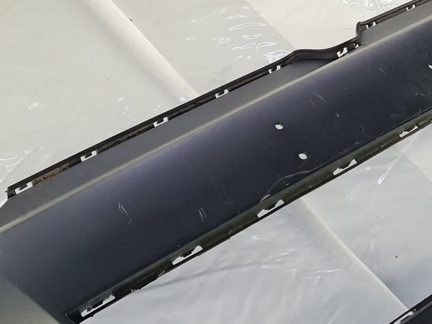 Priekšējais buferis priekš VW TOUAREG 2010-2018 7P6807221C 7P6807061E 12 Priekšējais buferis priekš VW TOUAREG 2010-2018 7P6807221C 7P6807061E