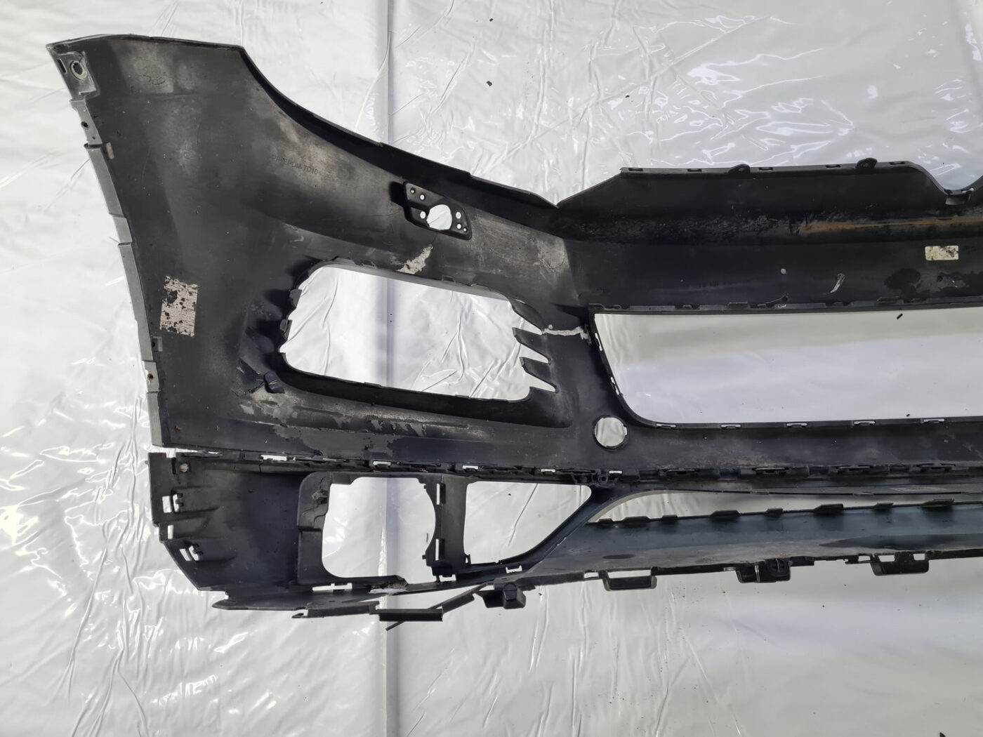 Priekšējais buferis priekš VW TOUAREG 2010-2018 7P6807221C 7P6807061E 9 Priekšējais buferis priekš VW TOUAREG 2010-2018 7P6807221C 7P6807061E