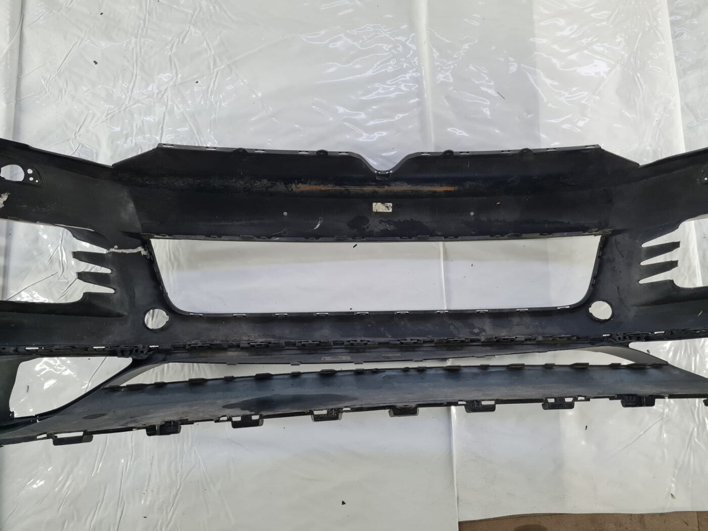 Priekšējais buferis priekš VW TOUAREG 2010-2018 7P6807221C 7P6807061E 8 Priekšējais buferis priekš VW TOUAREG 2010-2018 7P6807221C 7P6807061E