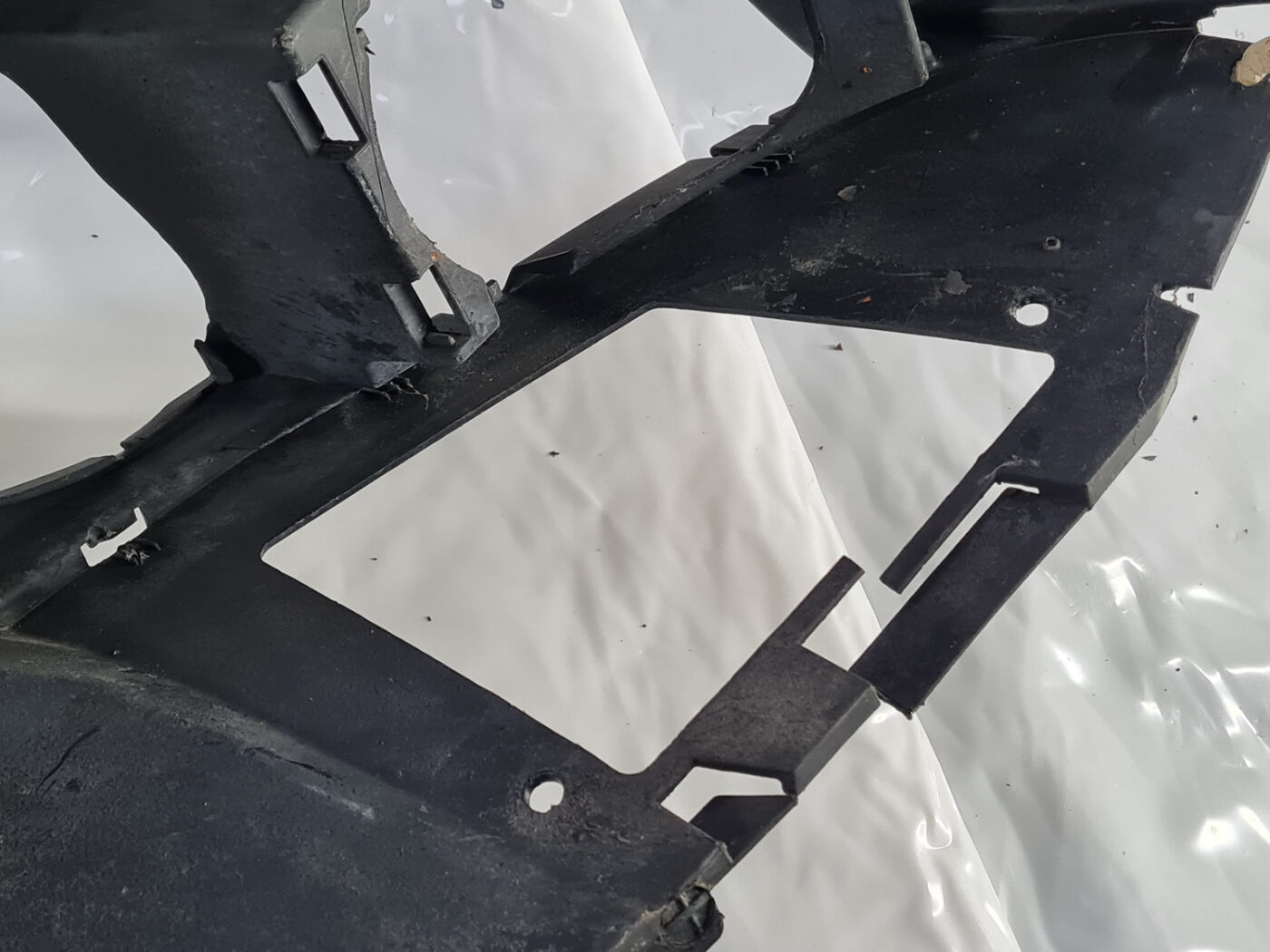 Priekšējais buferis priekš VW TOUAREG 2010-2018 7P6807221C 7P6807061E 3 Priekšējais buferis priekš VW TOUAREG 2010-2018 7P6807221C 7P6807061E