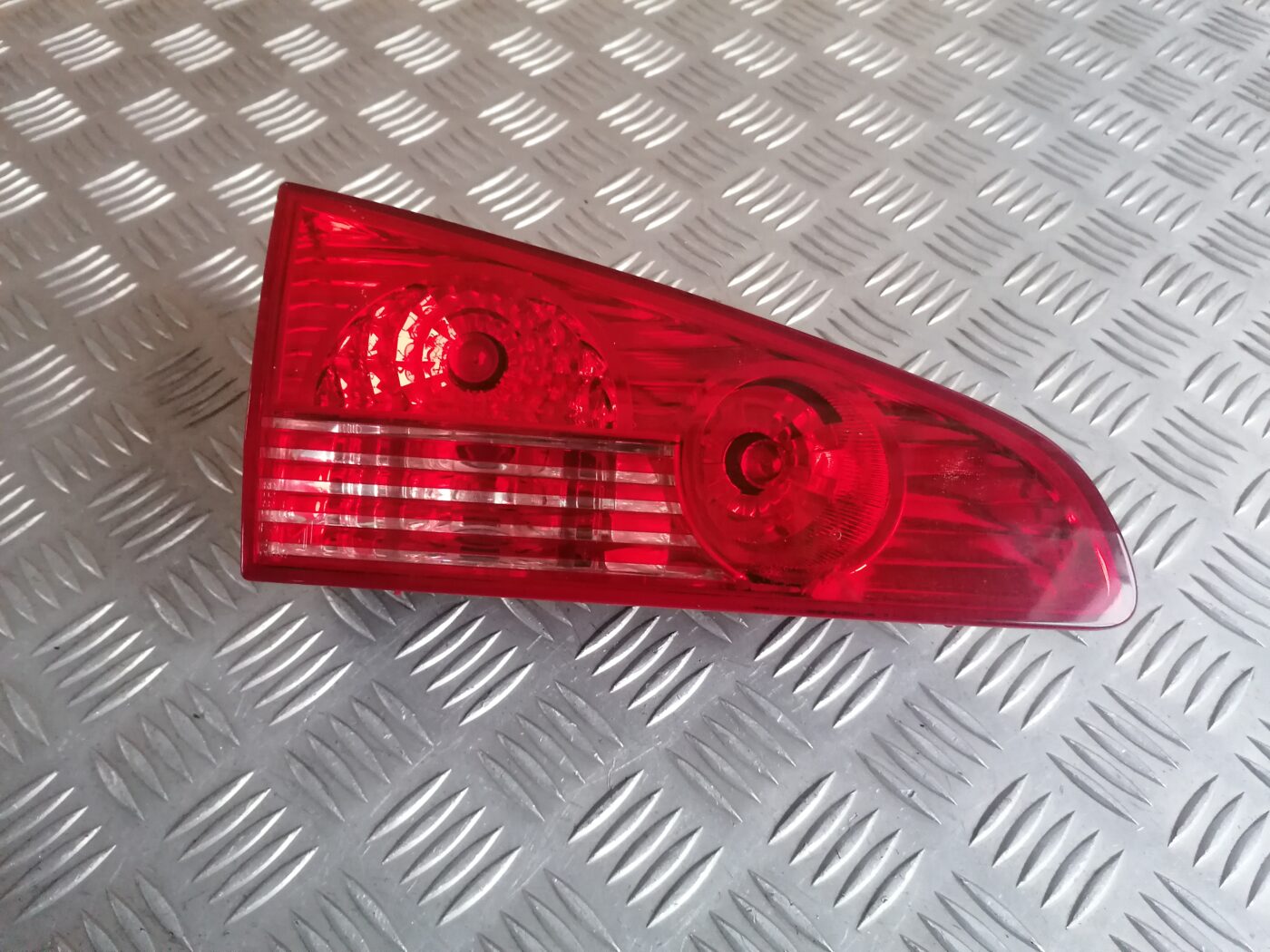 Bagāžnieka vāka kreisais lukturis priekš PEUGEOT 607 2010 2 Bagāžnieka vāka kreisais lukturis priekš PEUGEOT 607 2010