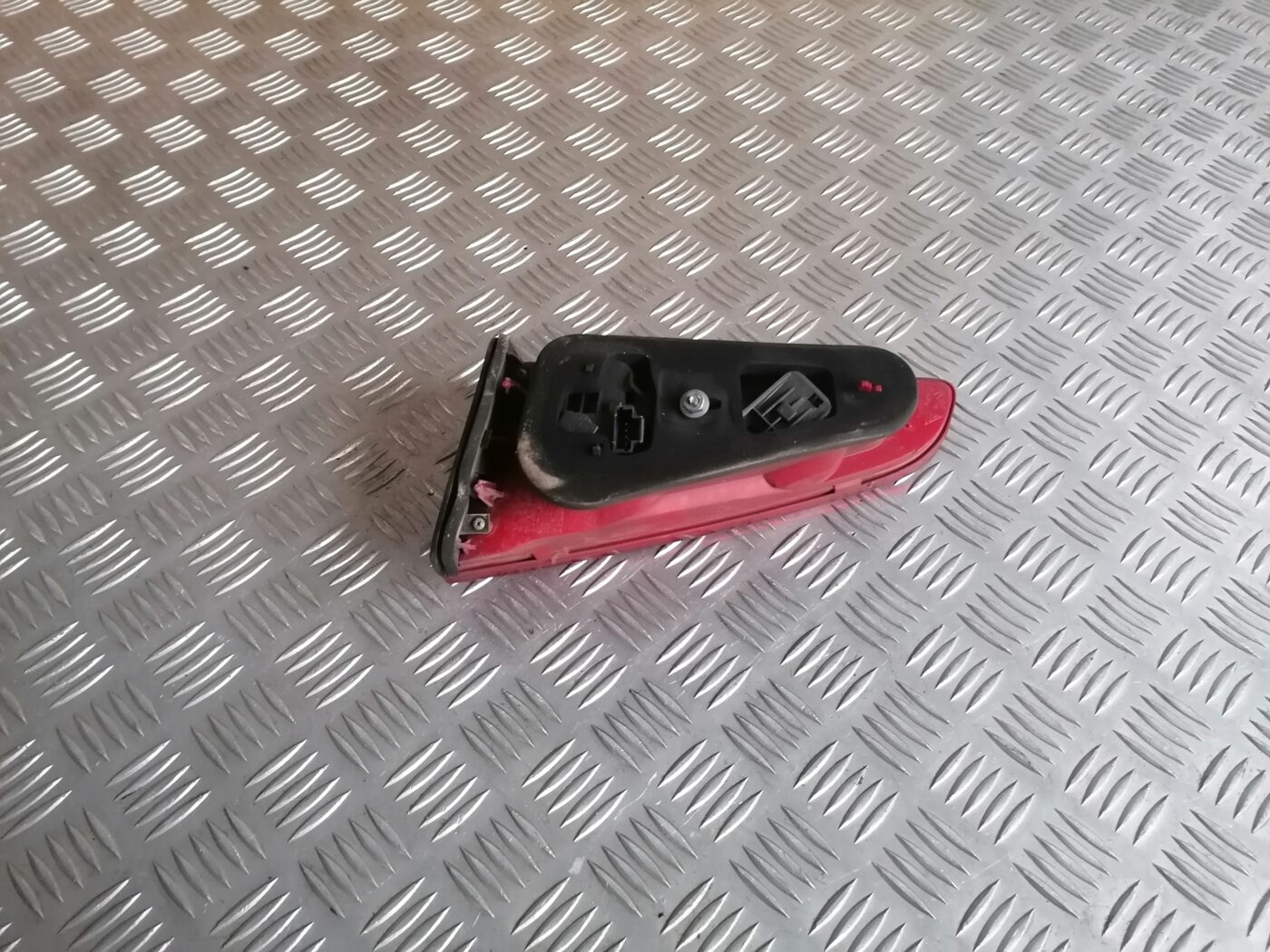 Bagāžnieka vāka kreisais lukturis priekš PEUGEOT 607 2010 5 Bagāžnieka vāka kreisais lukturis priekš PEUGEOT 607 2010