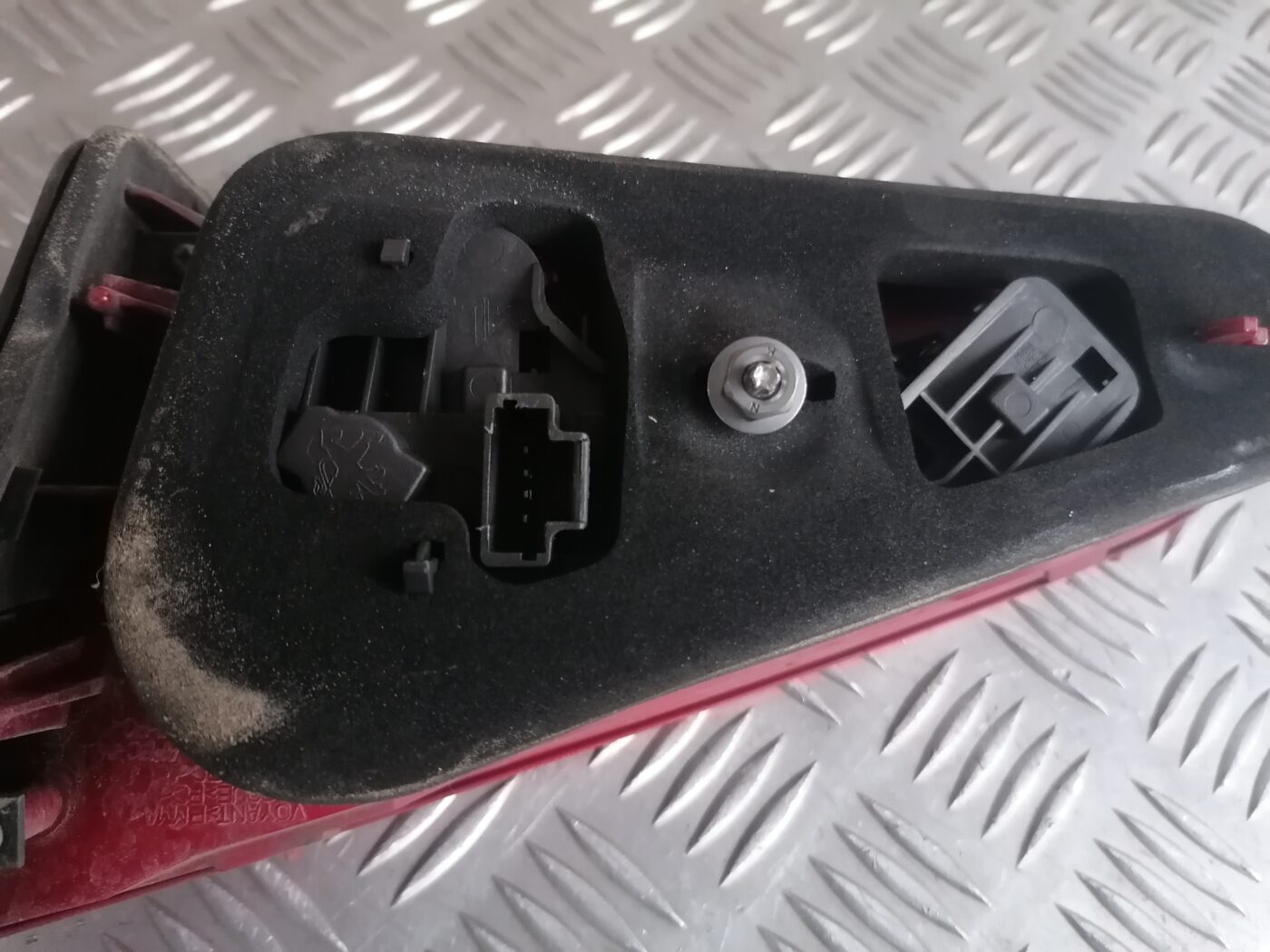 Bagāžnieka vāka kreisais lukturis priekš PEUGEOT 607 2010 4 Bagāžnieka vāka kreisais lukturis priekš PEUGEOT 607 2010