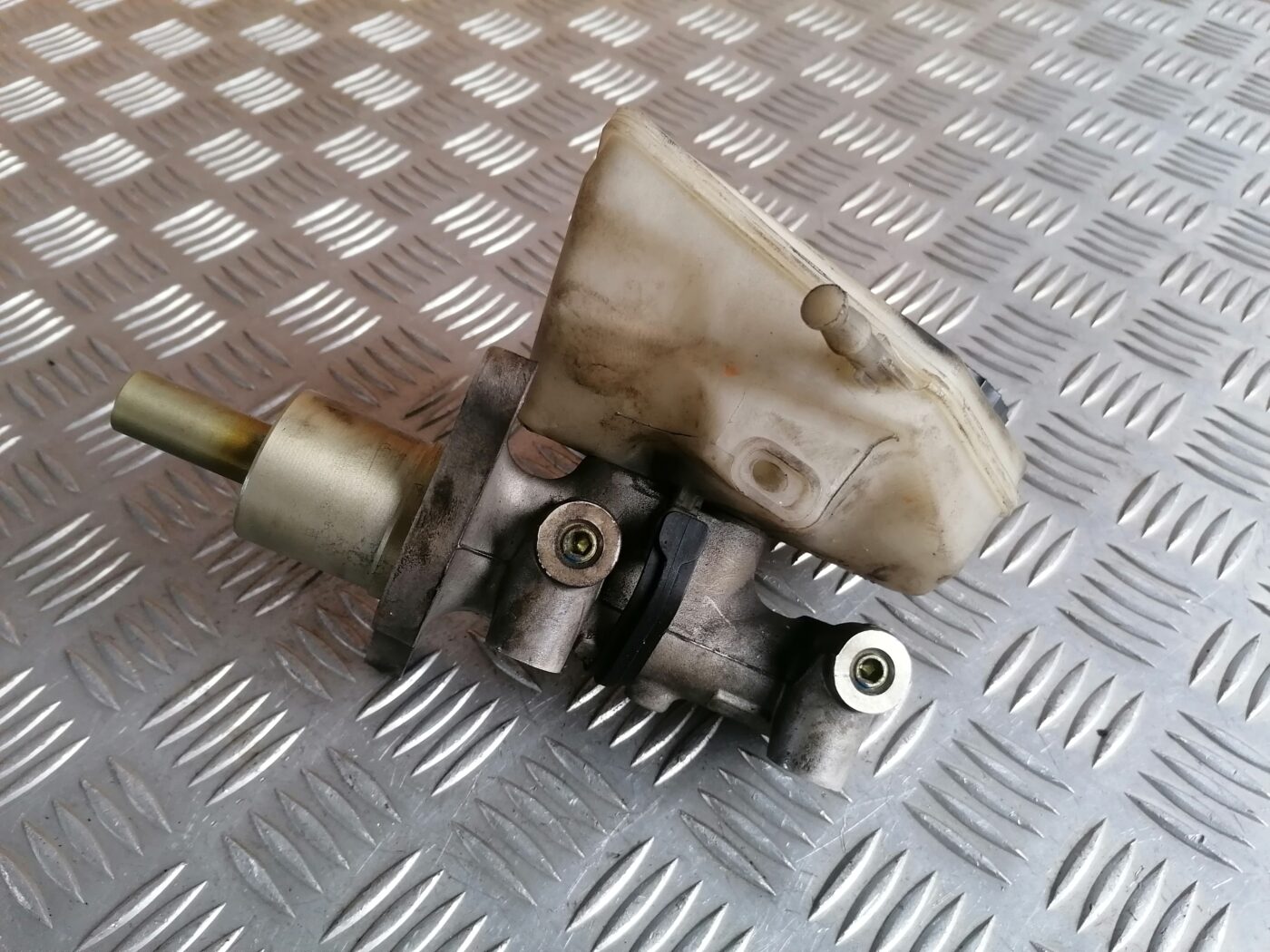 Bremžu pastiprinātāja galvenais cilindrs priekš PEUGEOT 607 2010 2 Bremžu pastiprinātāja galvenais cilindrs priekš PEUGEOT 607 2010