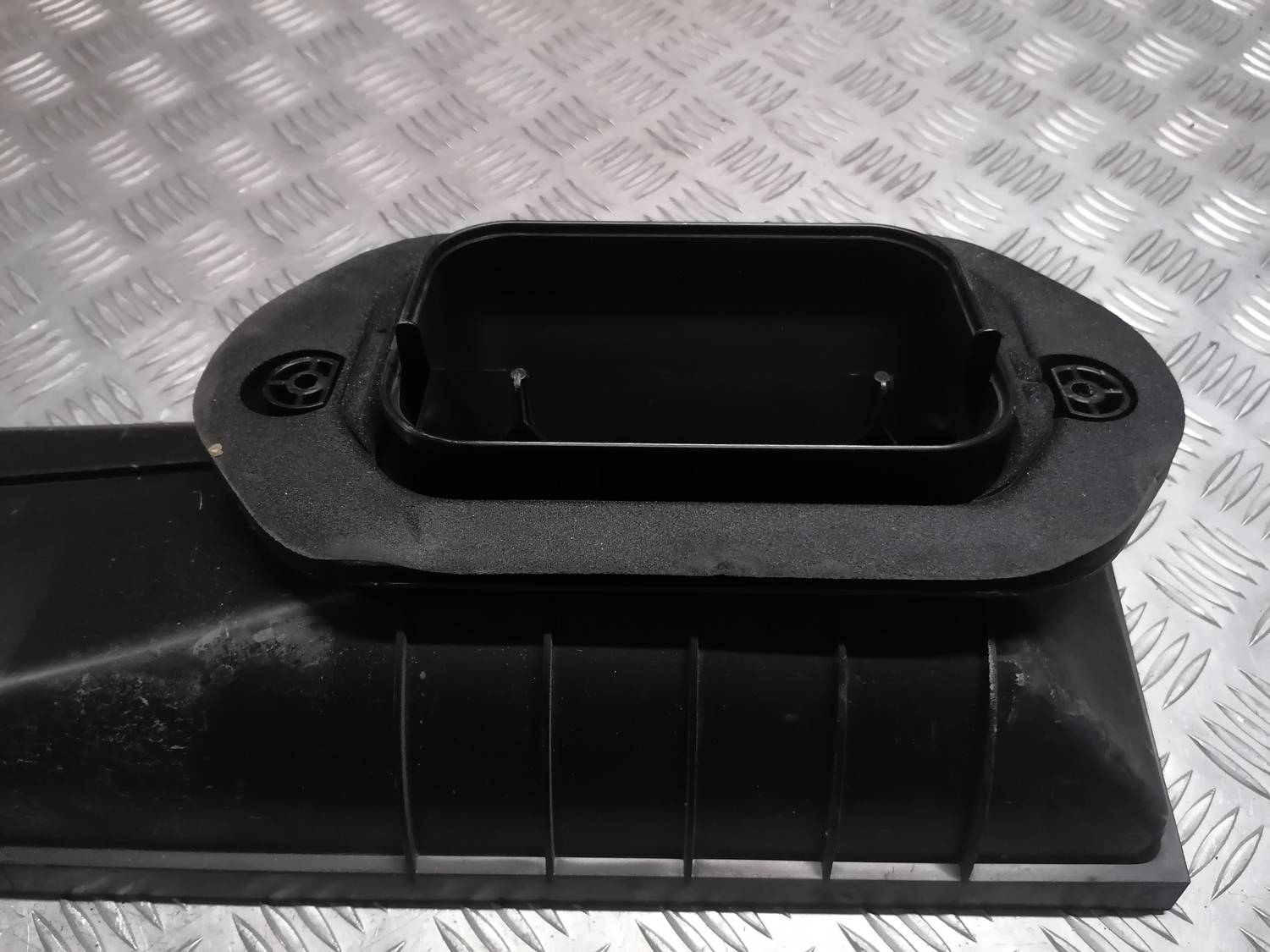 Salona gaisa filtra korpusa vāks priekš PEUGEOT 607 2010 2 Salona gaisa filtra korpusa vāks priekš PEUGEOT 607 2010