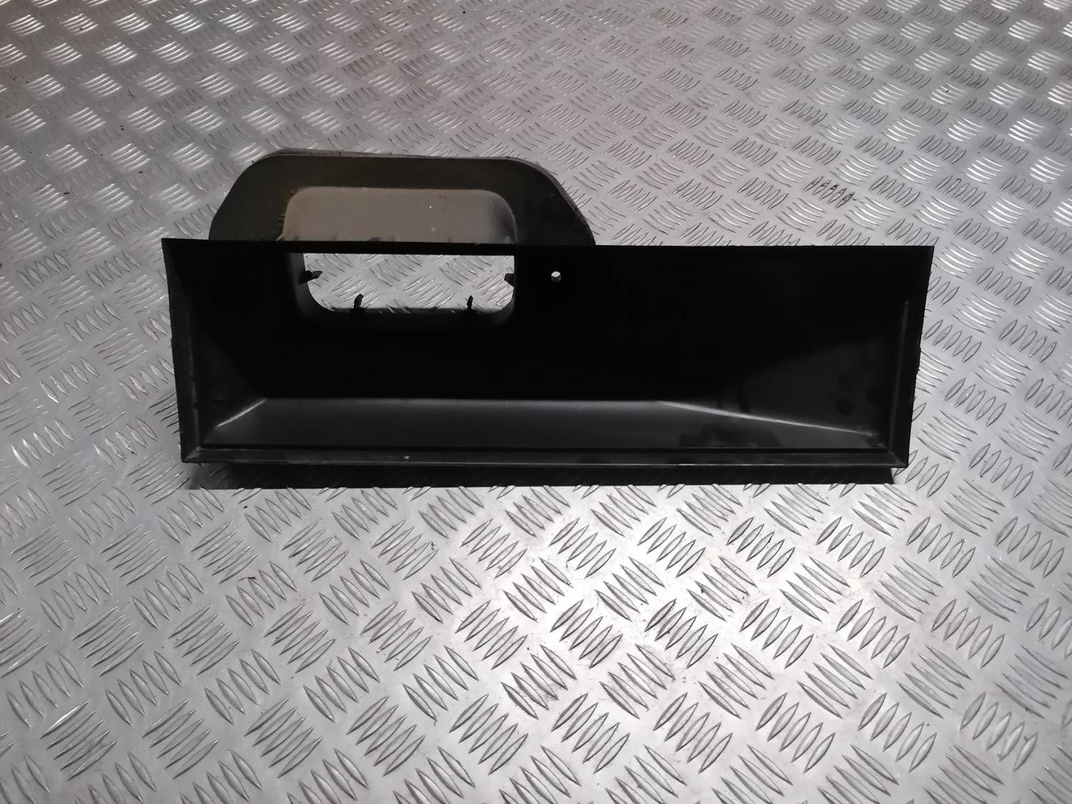 Salona gaisa filtra korpusa vāks priekš PEUGEOT 607 2010 1 Salona gaisa filtra korpusa vāks priekš PEUGEOT 607 2010