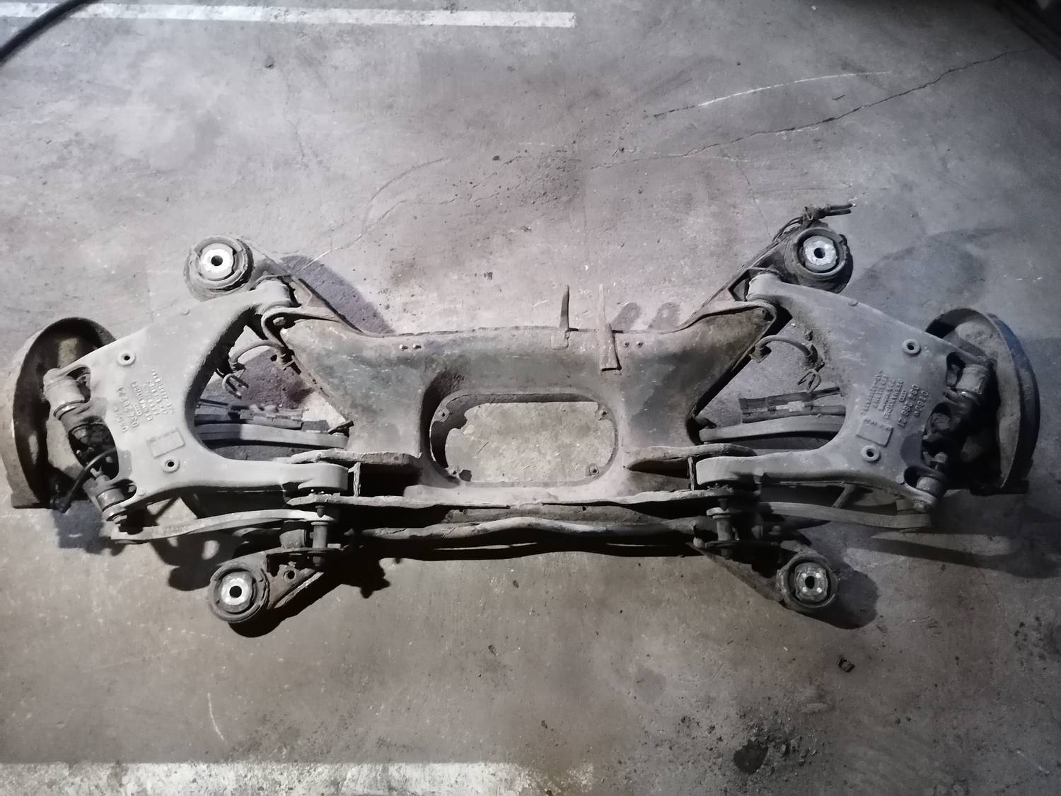 Aizmugurējais tilts/Aizmugurējais šķērsnis priekš VW PHAETON 2003 1 Aizmugurējais tilts/Aizmugurējais šķērsnis priekš VW PHAETON 2003