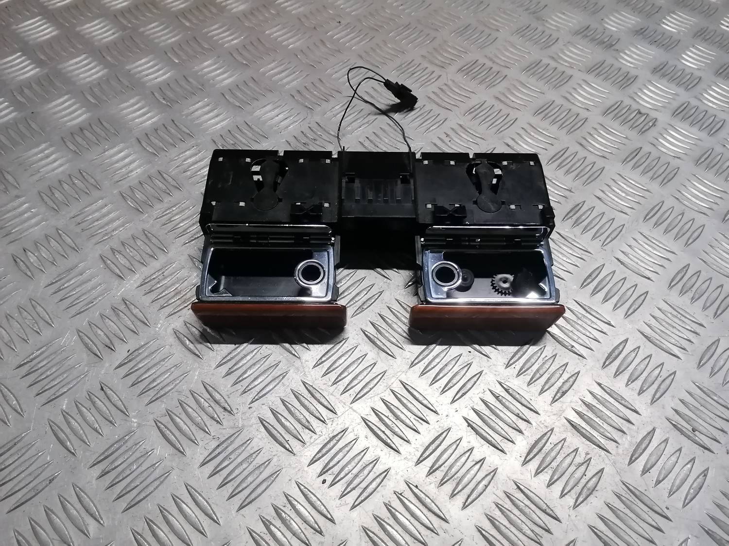 Pelnu trauks priekš VW PHAETON 2003 3 Pelnu trauks priekš VW PHAETON 2003