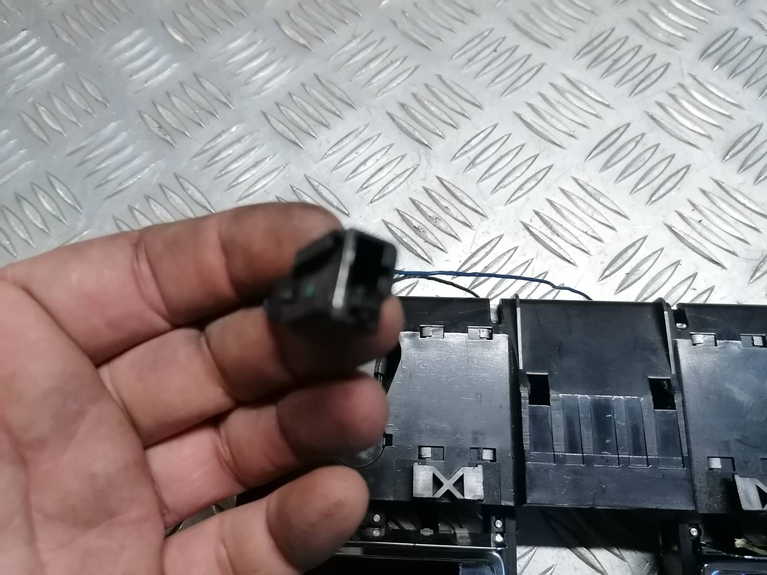 Pelnu trauks priekš VW PHAETON 2003 4 Pelnu trauks priekš VW PHAETON 2003