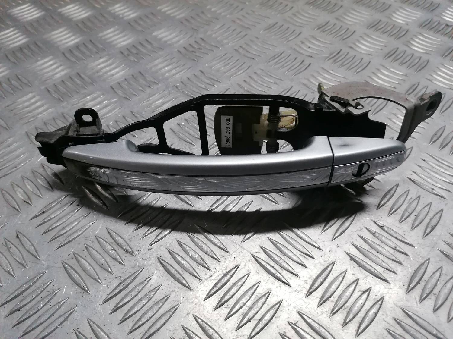 Priekšējāis kreisais durvju rokturis priekš VW PHAETON 2003 2 Priekšējāis kreisais durvju rokturis priekš VW PHAETON 2003