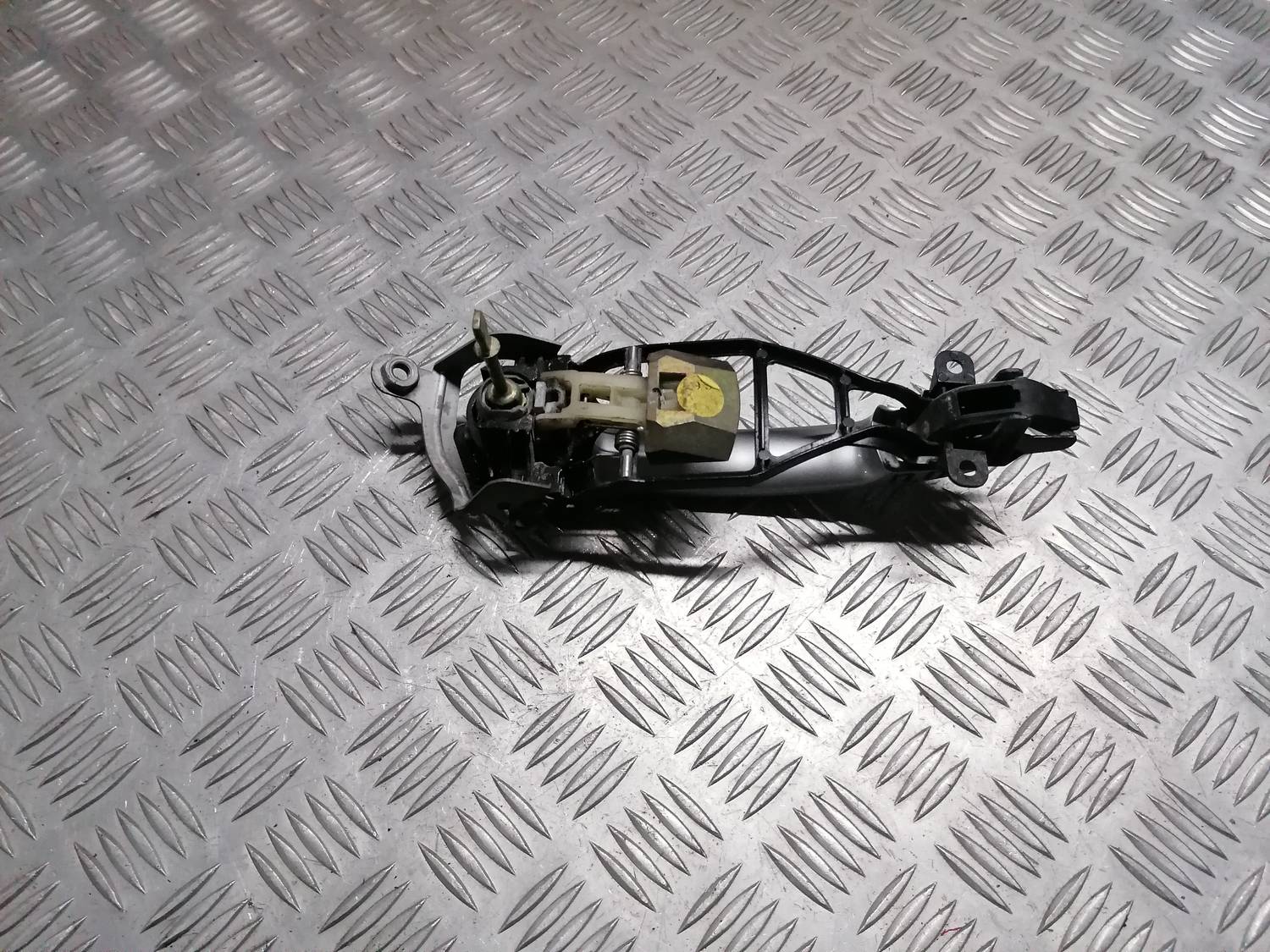 Priekšējāis kreisais durvju rokturis priekš VW PHAETON 2003 3 Priekšējāis kreisais durvju rokturis priekš VW PHAETON 2003