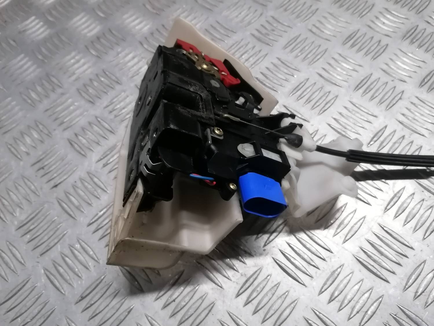 Aizmugurējo kreiso durvju slēdzene priekš VW PHAETON 2003 3 Aizmugurējo kreiso durvju slēdzene priekš VW PHAETON 2003