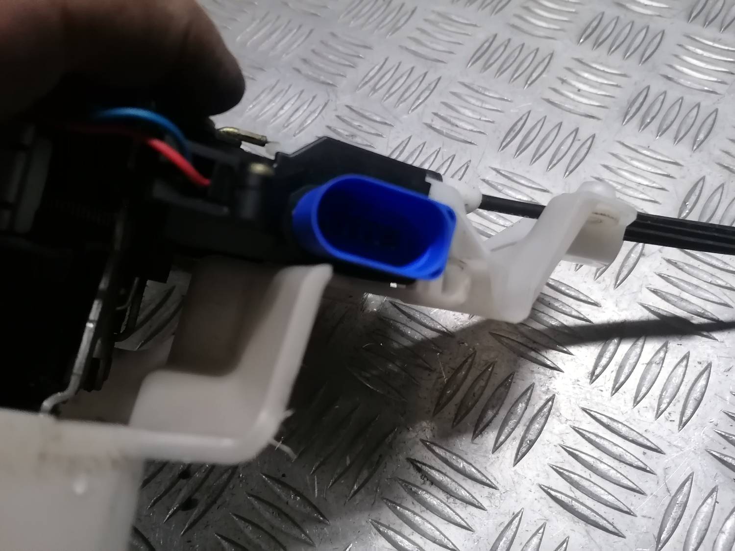 Aizmugurējo kreiso durvju slēdzene priekš VW PHAETON 2003 4 Aizmugurējo kreiso durvju slēdzene priekš VW PHAETON 2003