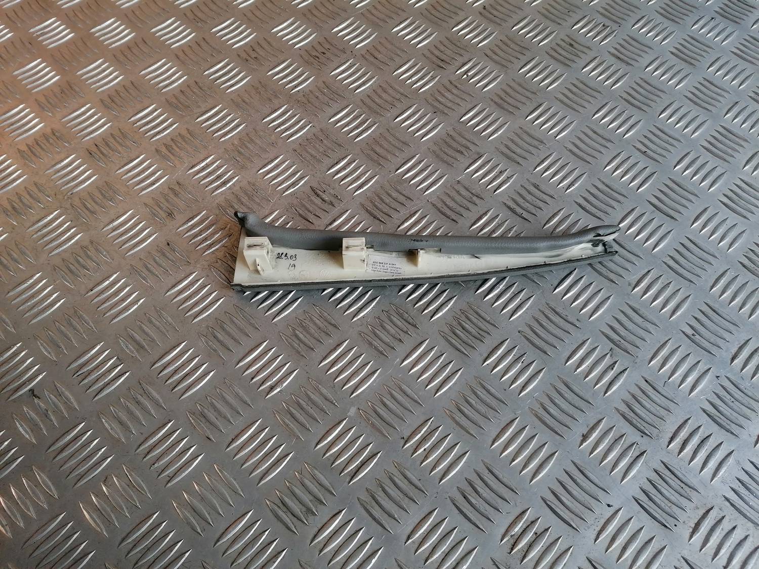 Priekšējas salona statnes apdare priekš VW PHAETON 2003 2 Priekšējas salona statnes apdare priekš VW PHAETON 2003