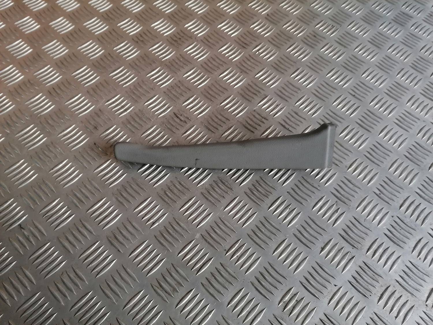 Priekšējas salona statnes apdare priekš VW PHAETON 2003 1 Priekšējas salona statnes apdare priekš VW PHAETON 2003