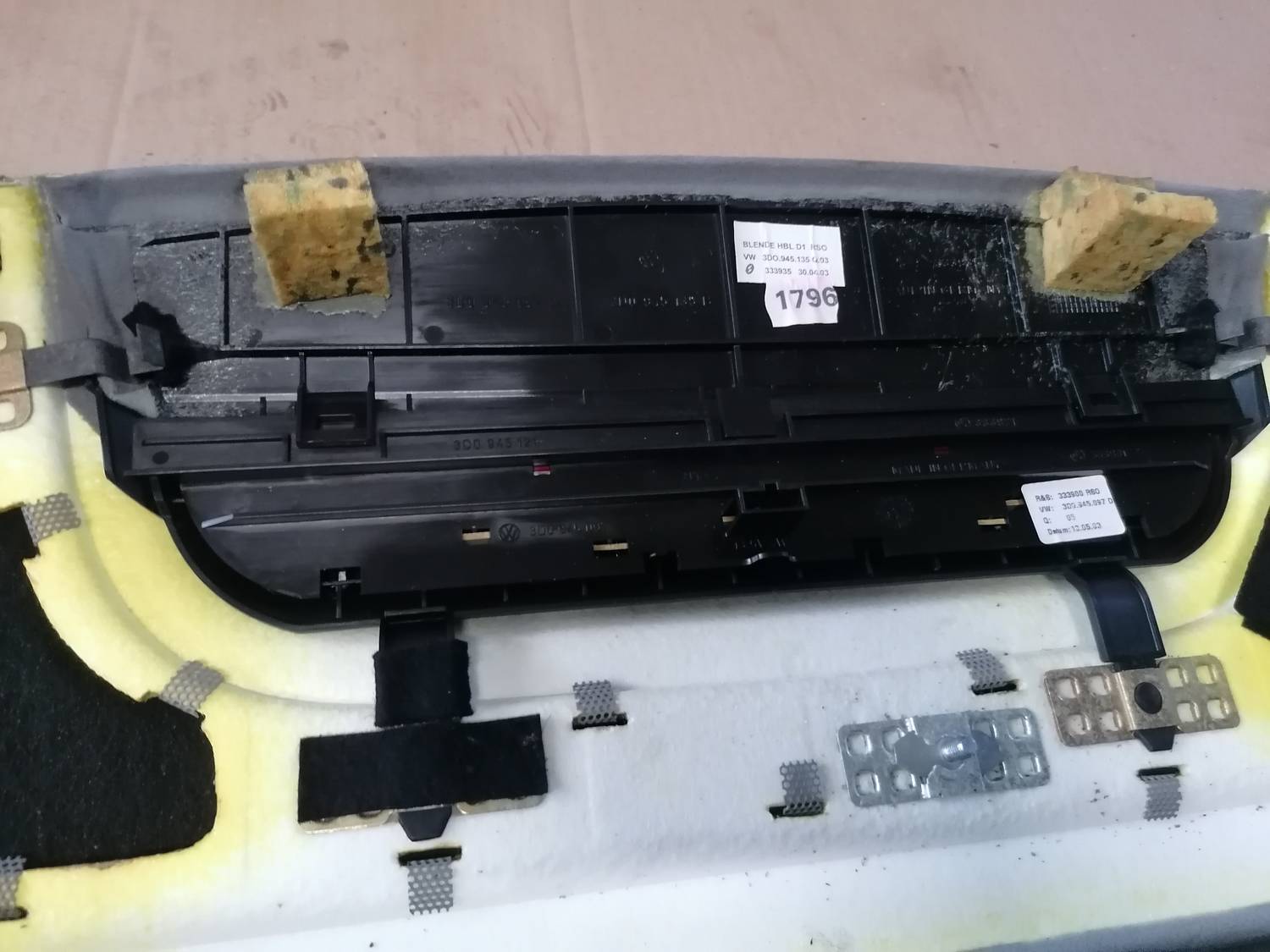 Bagāžnieka nodalījuma plaukts priekš VW PHAETON 2003 7 Bagāžnieka nodalījuma plaukts priekš VW PHAETON 2003