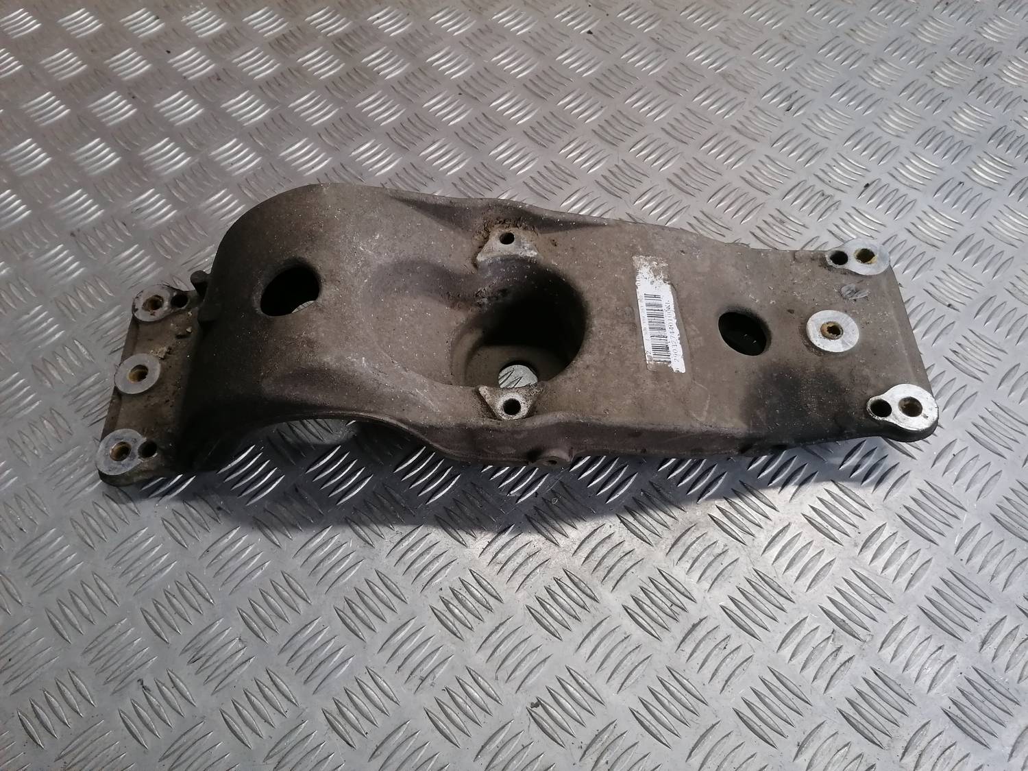 Dzinēja kronšteins priekš VW PHAETON 2003 2 Dzinēja kronšteins priekš VW PHAETON 2003