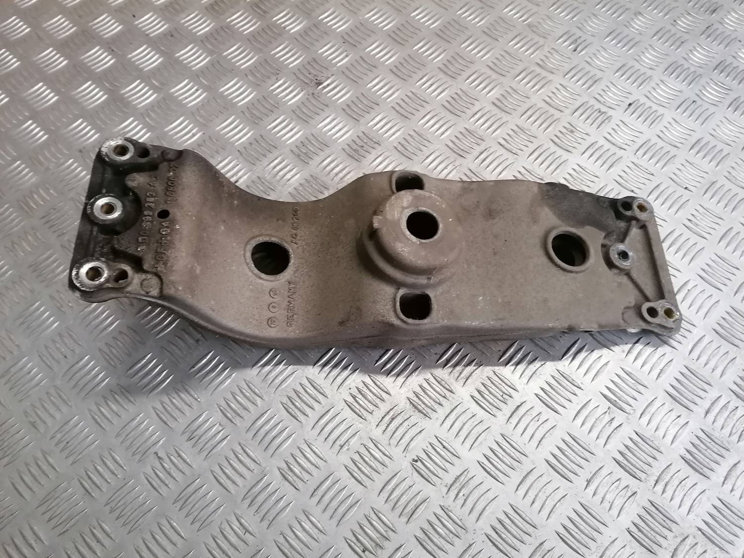 Dzinēja kronšteins priekš VW PHAETON 2003 1 Dzinēja kronšteins priekš VW PHAETON 2003