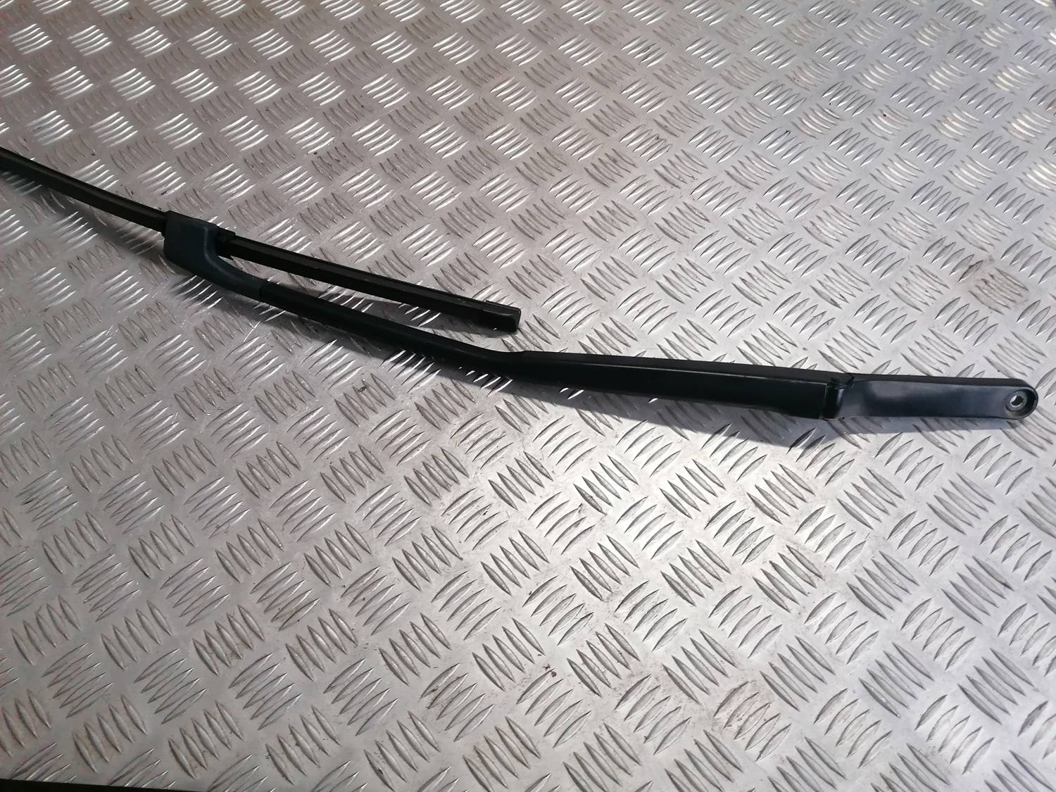 Vējstikla slotiņa priekš VW PHAETON 2003 1 Vējstikla slotiņa priekš VW PHAETON 2003