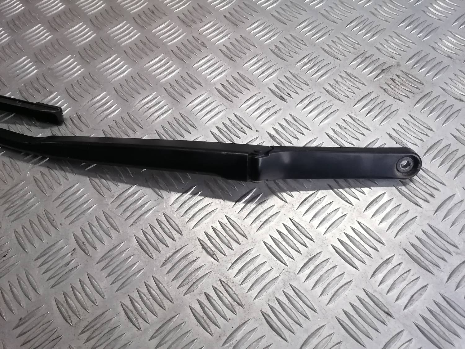 Vējstikla slotiņa priekš VW PHAETON 2003 2 Vējstikla slotiņa priekš VW PHAETON 2003