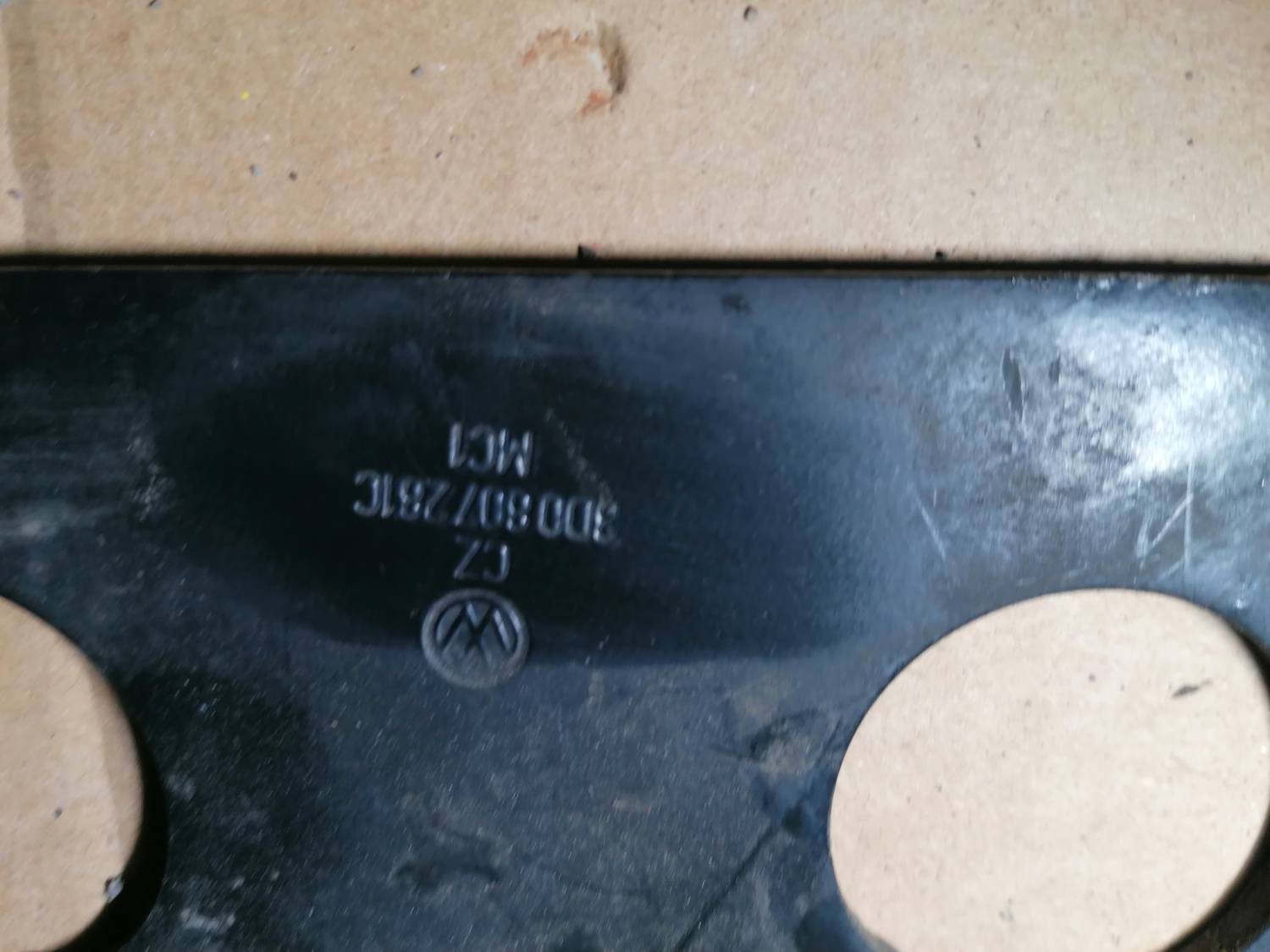 Radiatora kronšteins priekš VW PHAETON 2003 3 Radiatora kronšteins priekš VW PHAETON 2003