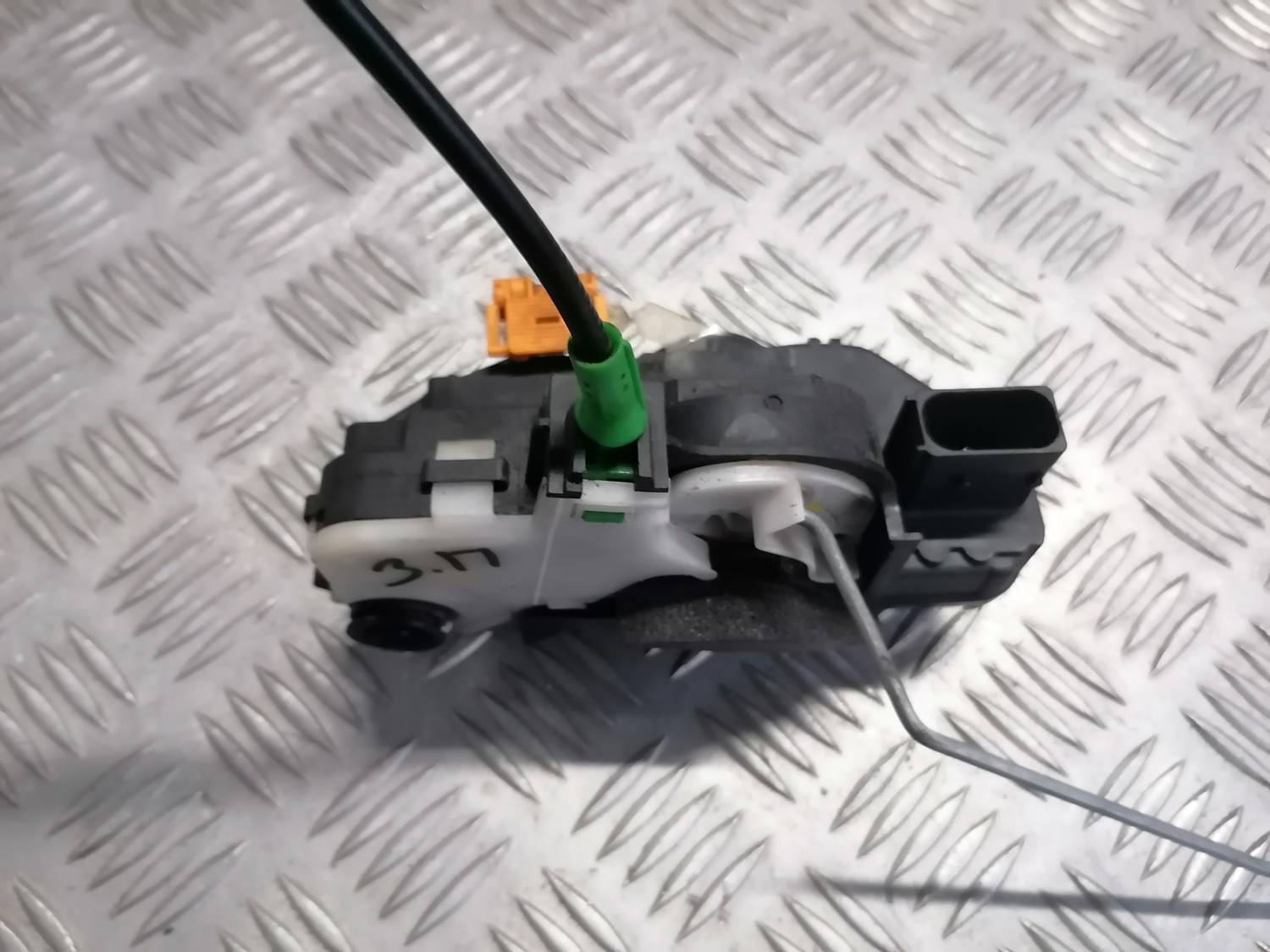 Aizmugurējo labo durvju slēdzene priekš OPEL INSIGNIA SPORTS TOURER 2013 4 Aizmugurējo labo durvju slēdzene priekš OPEL INSIGNIA SPORTS TOURER 2013