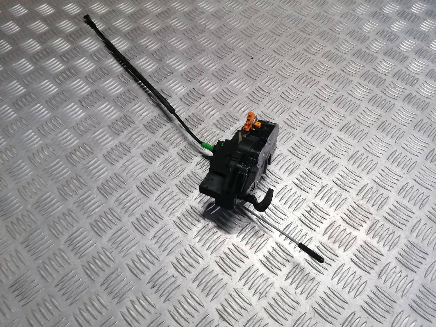 Aizmugurējo labo durvju slēdzene priekš OPEL INSIGNIA SPORTS TOURER 2013 2 Aizmugurējo labo durvju slēdzene priekš OPEL INSIGNIA SPORTS TOURER 2013