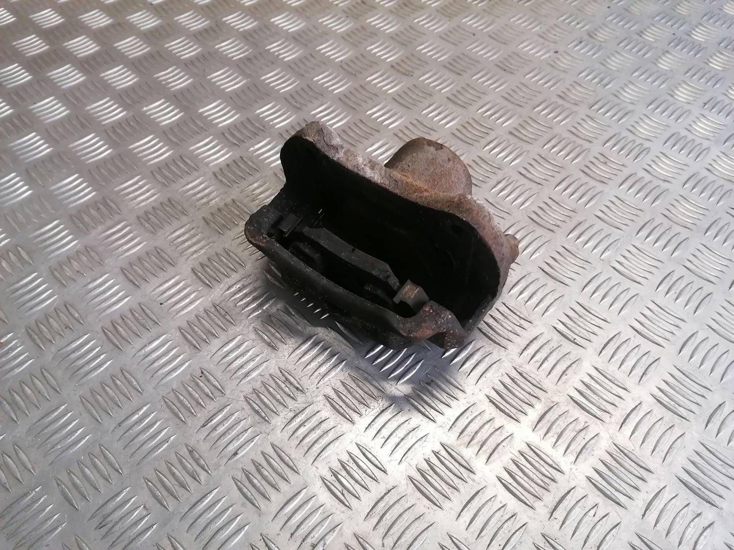 Priekšējais labais suports priekš OPEL INSIGNIA SPORTS TOURER 2013 2 Priekšējais labais suports priekš OPEL INSIGNIA SPORTS TOURER 2013