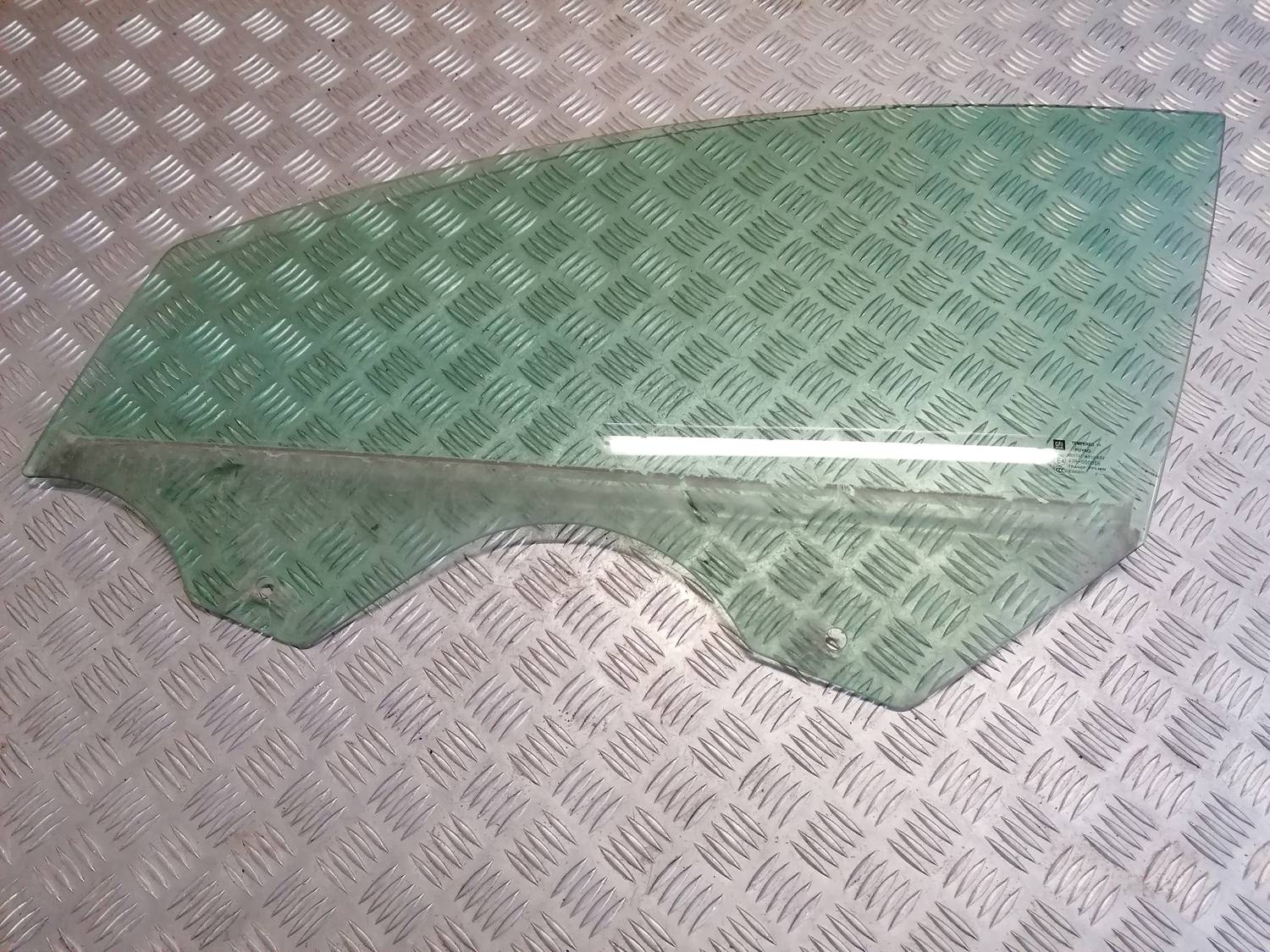 Priekšējo kreiso durvju stikls priekš OPEL INSIGNIA SPORTS TOURER 2013 1 Priekšējo kreiso durvju stikls priekš OPEL INSIGNIA SPORTS TOURER 2013