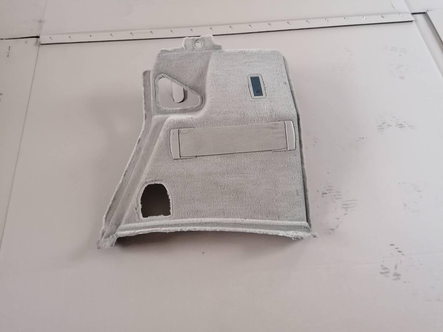 Bagāžnieka nodalījuma sānu apdare priekš BMW 318D E91 2008 TOURING