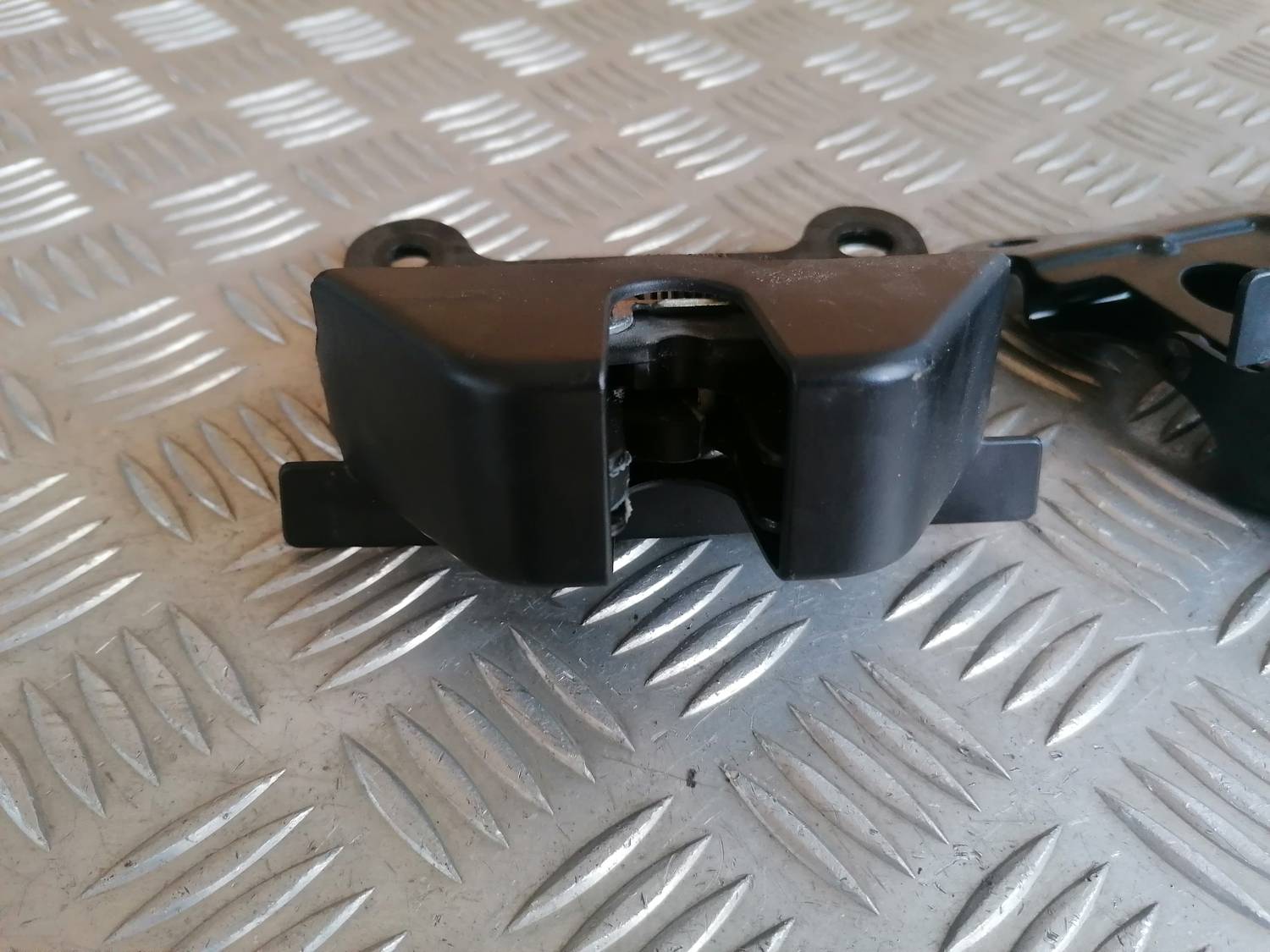 Aizmugurējā sēdekļa slēdzene priekš MAZDA 6 2007