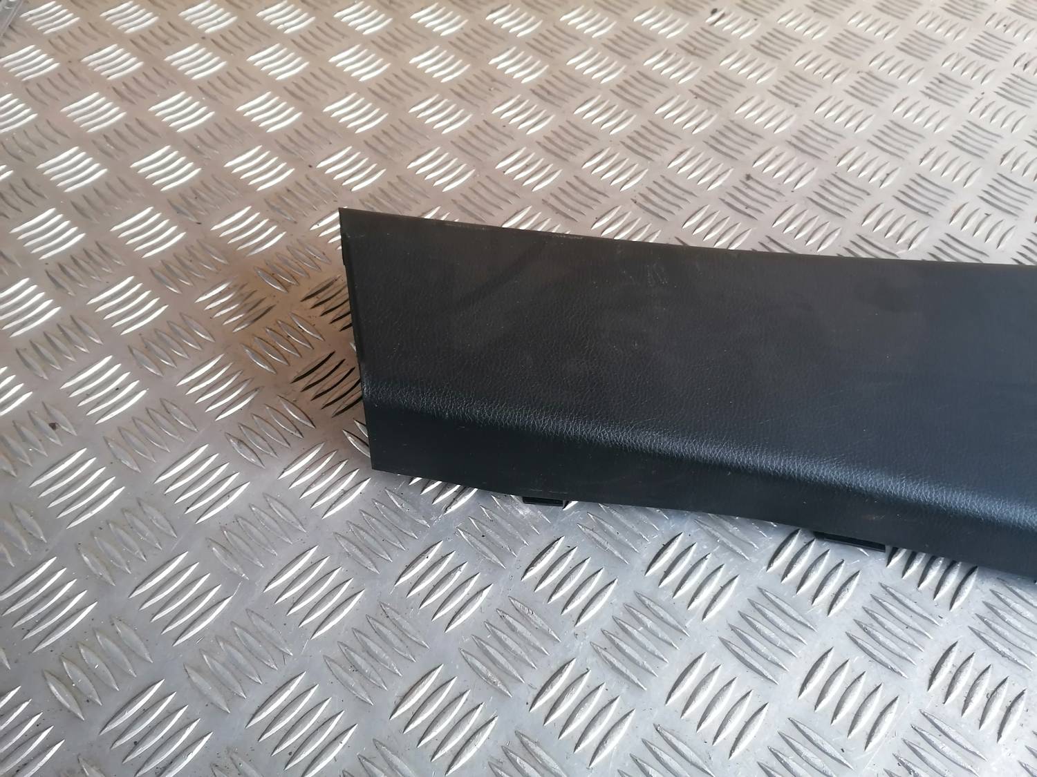 Vidējas salona statnes apdare priekš MAZDA 6 2007 3 Vidējas salona statnes apdare priekš MAZDA 6 2007