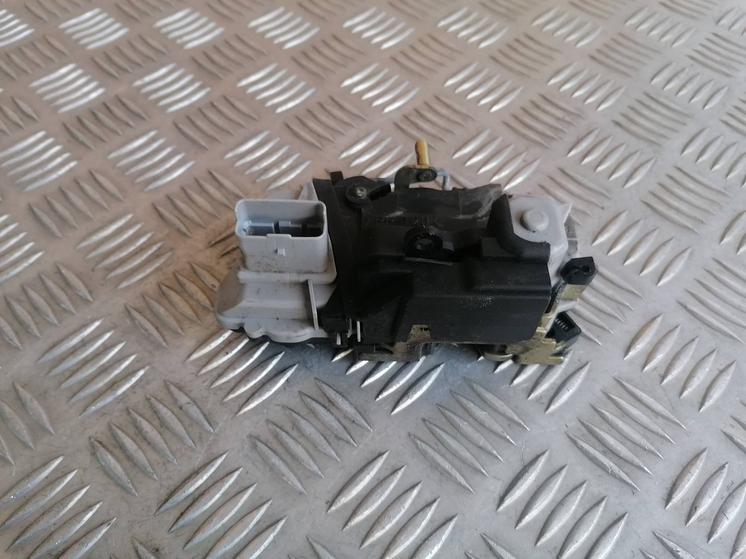 Priekšējo kreiso durvju slēdzene priekš XSARA PICASSO 2003 3 Priekšējo kreiso durvju slēdzene priekš XSARA PICASSO 2003