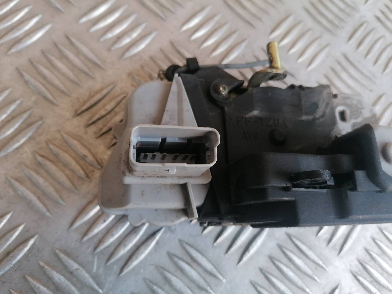 Priekšējo kreiso durvju slēdzene priekš XSARA PICASSO 2003 4 Priekšējo kreiso durvju slēdzene priekš XSARA PICASSO 2003