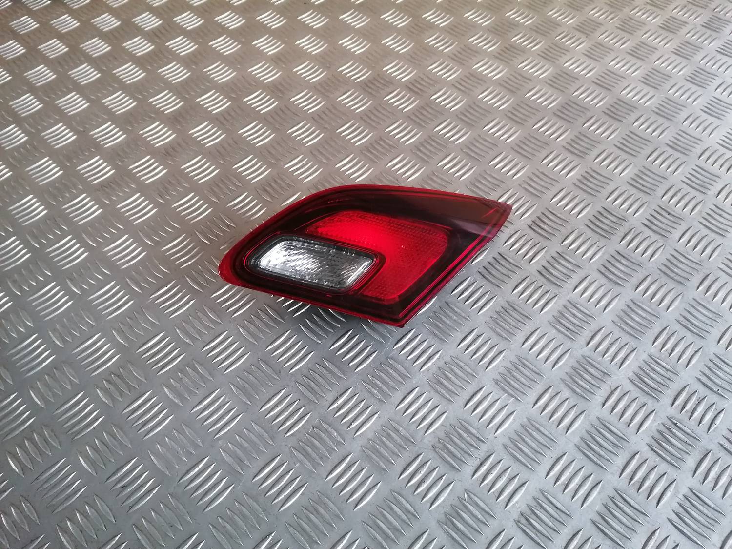 Bagāžnieka vāka labais lukturis priekš OPEL ASTRA J 2012 2 Bagāžnieka vāka labais lukturis priekš OPEL ASTRA J 2012