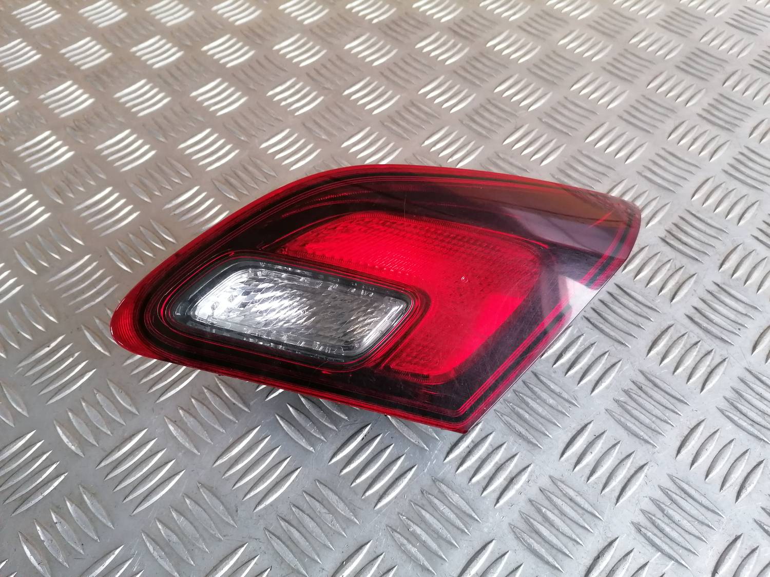 Bagāžnieka vāka labais lukturis priekš OPEL ASTRA J 2012 3 Bagāžnieka vāka labais lukturis priekš OPEL ASTRA J 2012