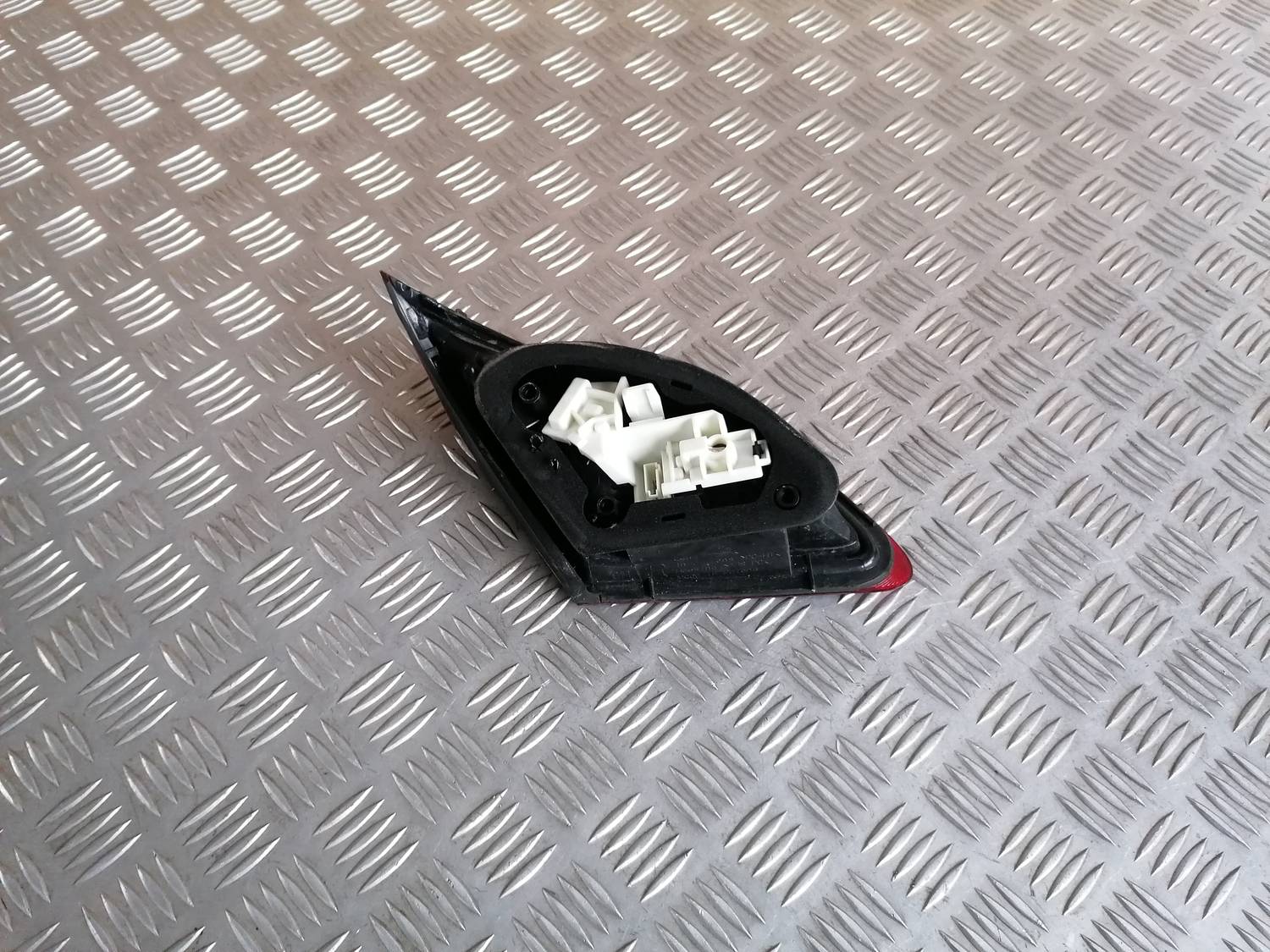 Bagāžnieka vāka labais lukturis priekš OPEL ASTRA J 2012 4 Bagāžnieka vāka labais lukturis priekš OPEL ASTRA J 2012