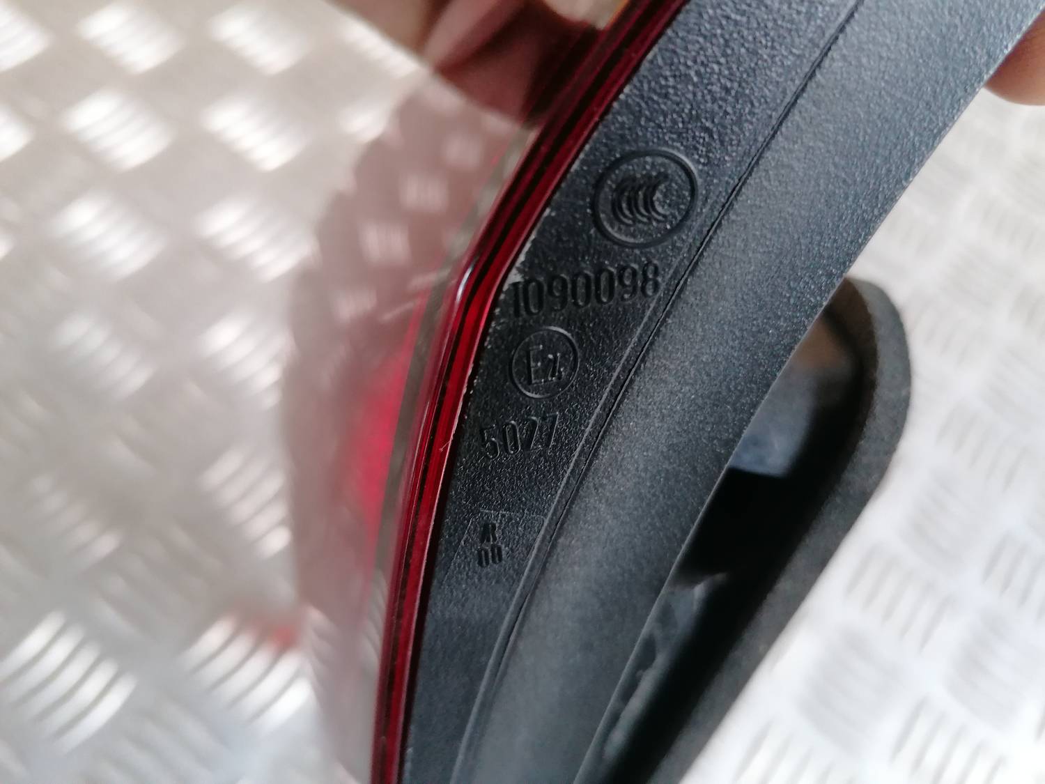 Bagāžnieka vāka labais lukturis priekš OPEL ASTRA J 2012 6 Bagāžnieka vāka labais lukturis priekš OPEL ASTRA J 2012