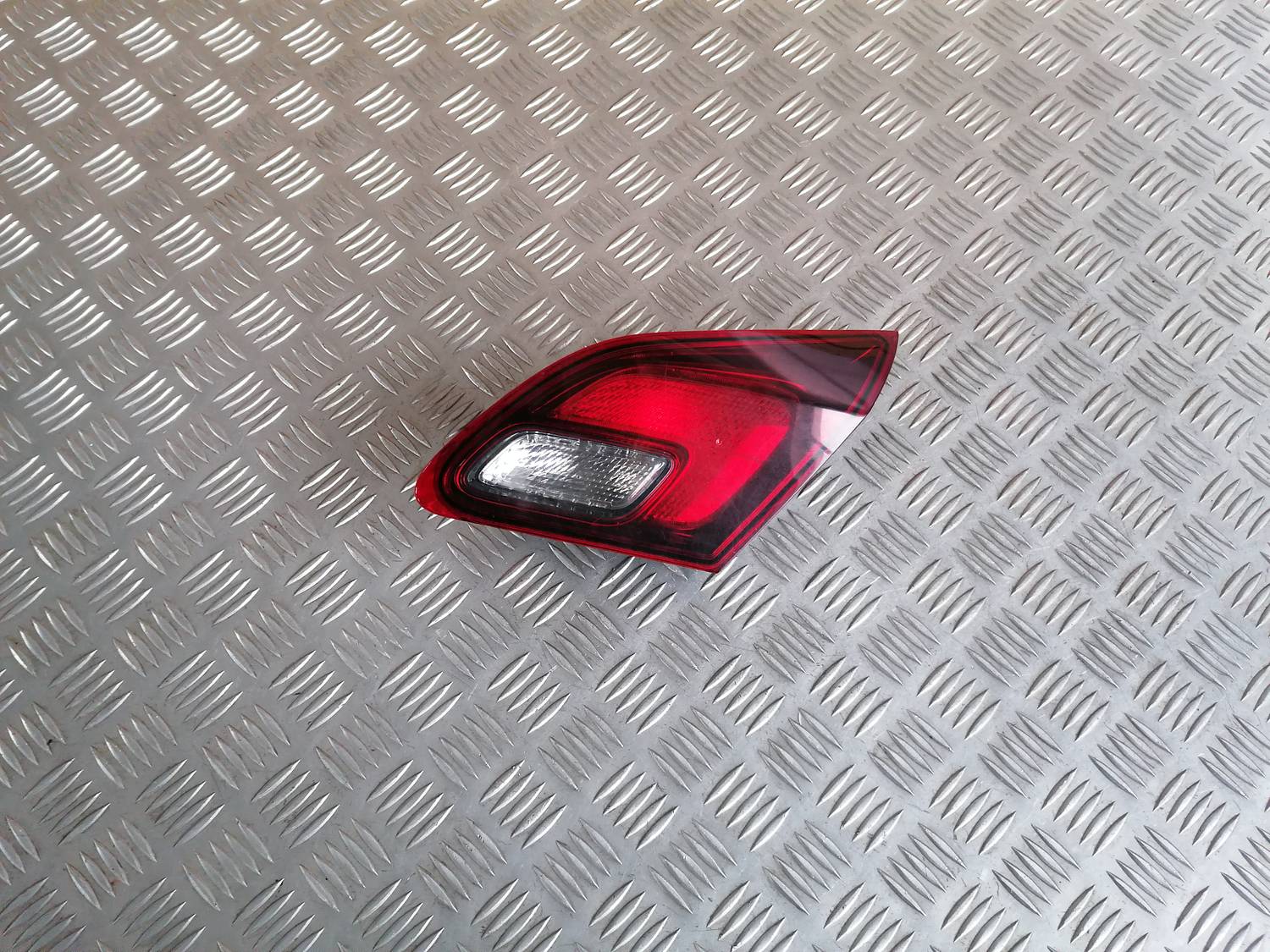 Bagāžnieka vāka labais lukturis priekš OPEL ASTRA J 2012 1 Bagāžnieka vāka labais lukturis priekš OPEL ASTRA J 2012