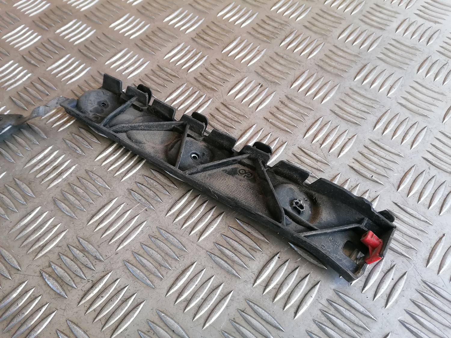 Aizmugurēja bufera kronšteins priekš OPEL ASTRA J 2012 2 Aizmugurēja bufera kronšteins priekš OPEL ASTRA J 2012