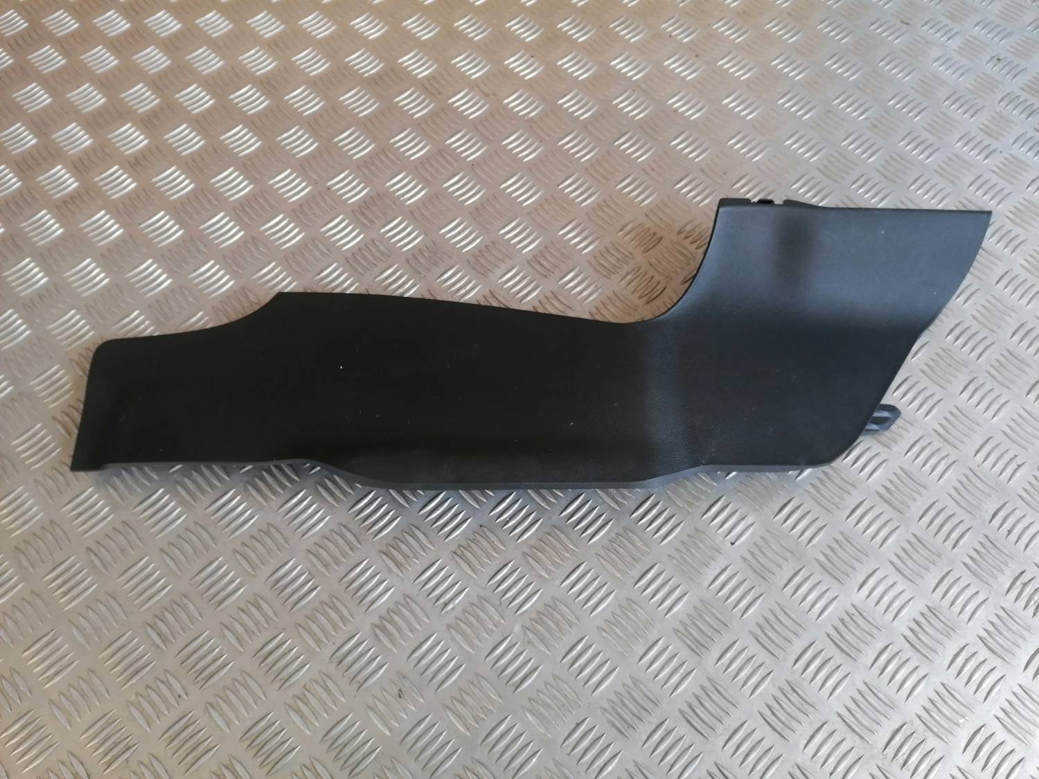 Centrālās konsoles (apdares) sānu panelis priekš OPEL ASTRA J 2012 1 Centrālās konsoles (apdares) sānu panelis priekš OPEL ASTRA J 2012