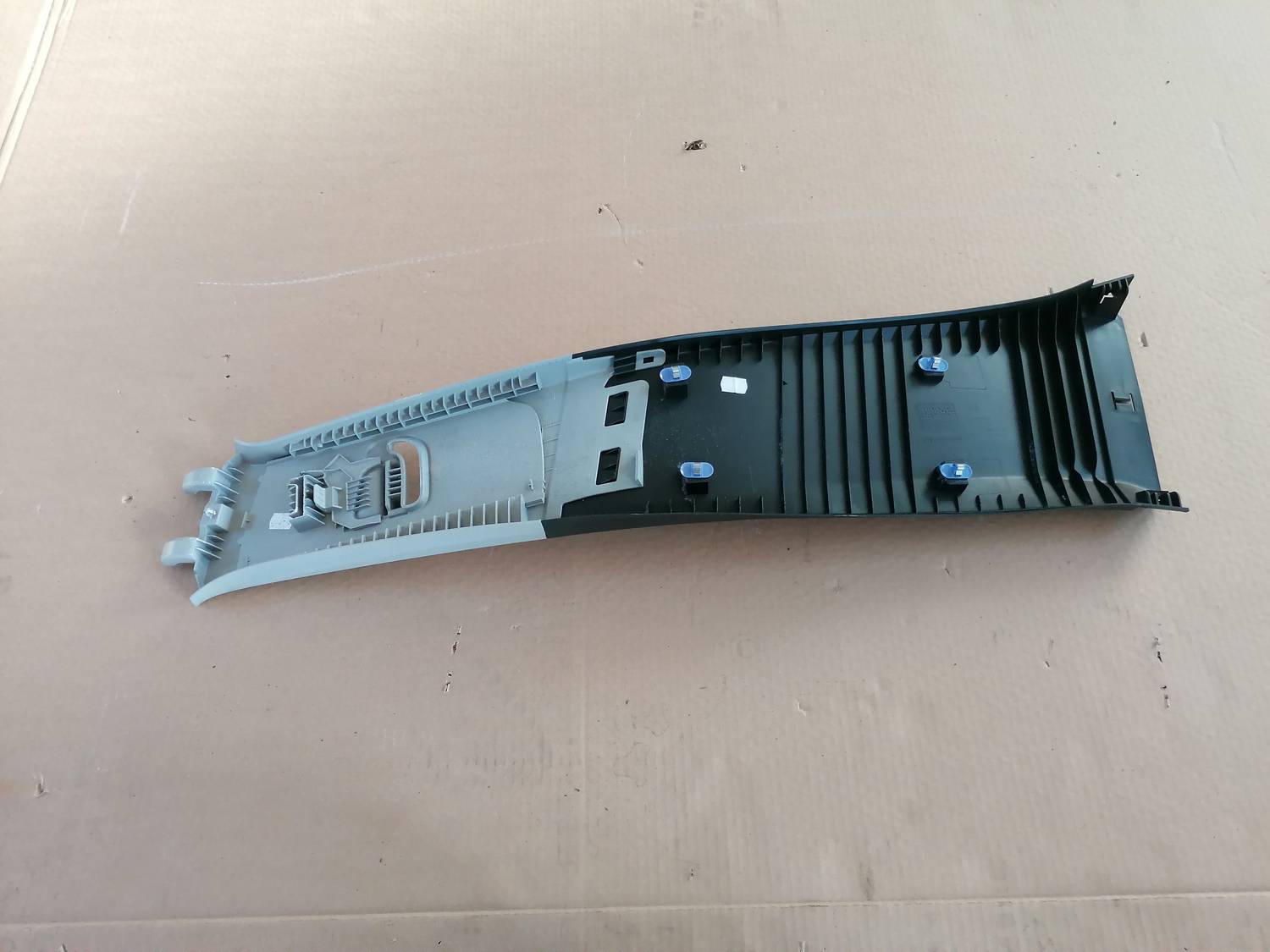 Vidējas salona statnes apdare priekš OPEL ASTRA J 2012 4 Vidējas salona statnes apdare priekš OPEL ASTRA J 2012