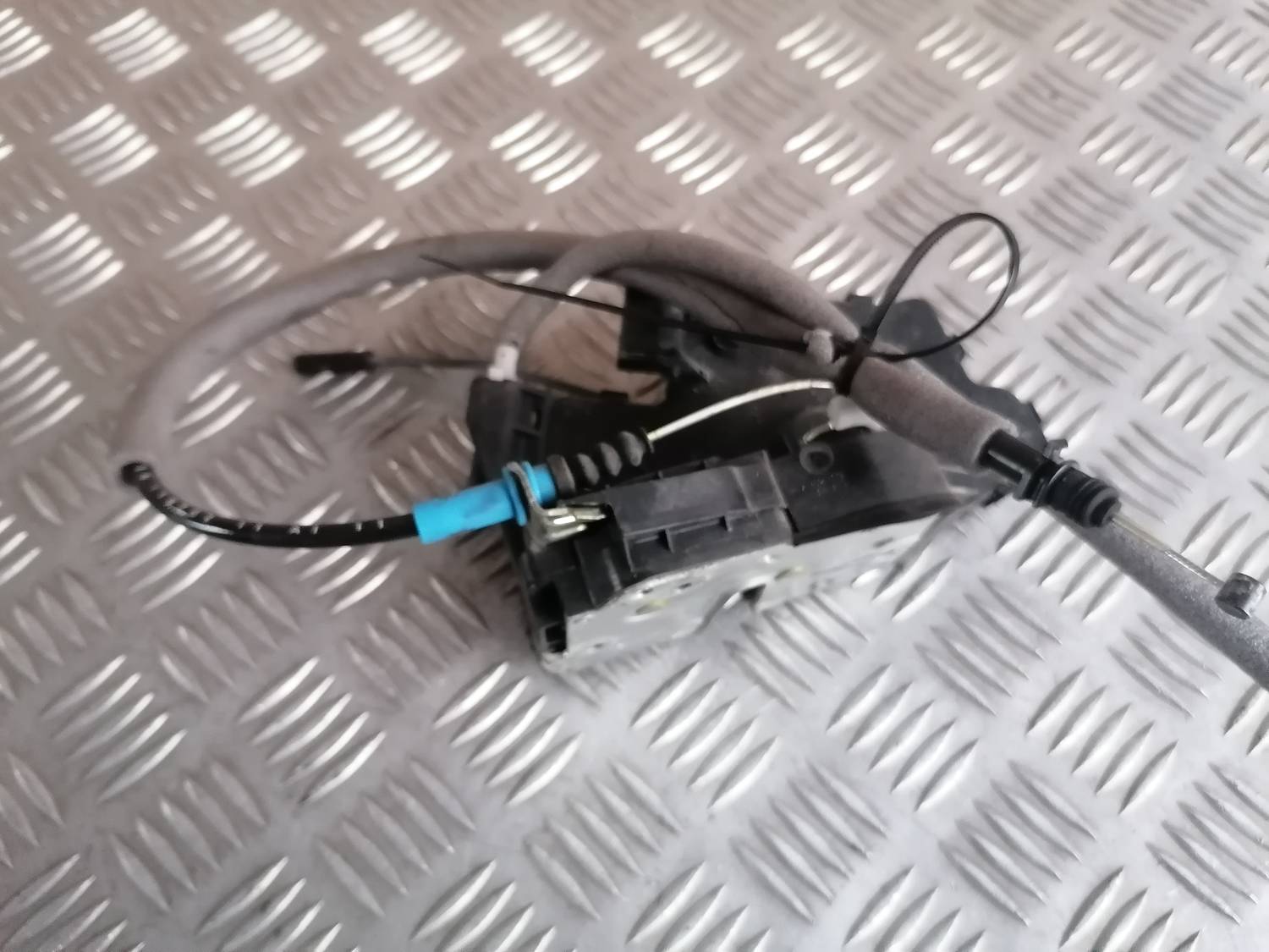 Aizmugurējo kreiso durvju slēdzene priekš BMW 318D E46 2002 SEDAN