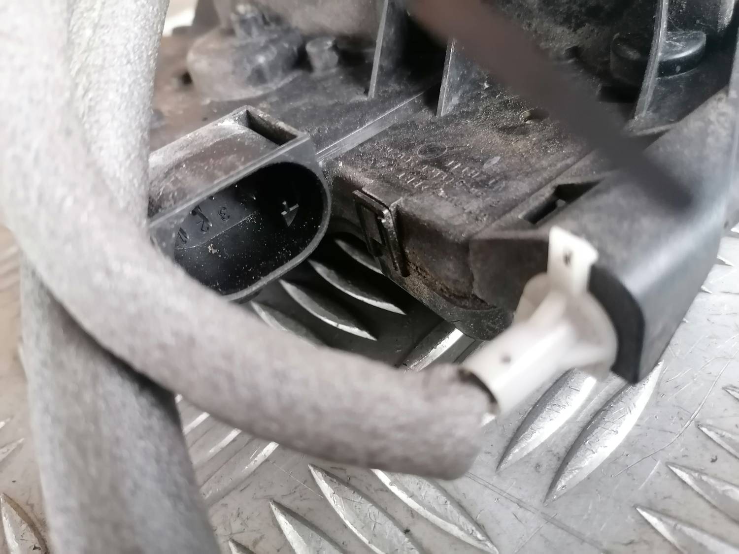 Aizmugurējo kreiso durvju slēdzene priekš BMW 318D E46 2002 SEDAN